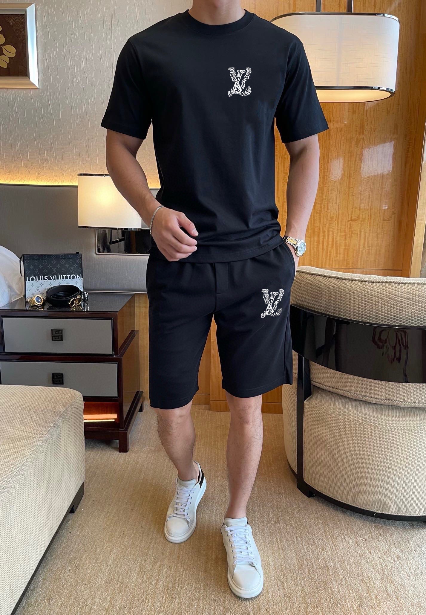 Louis Vuitton 品牌: LV 2026新款男士短袖短裤套装 销售 市面高端版本 手感细腻柔软 让你穿着更加舒适 立体裁剪版型超赞 尺码:M-5XL下单请报身高体重