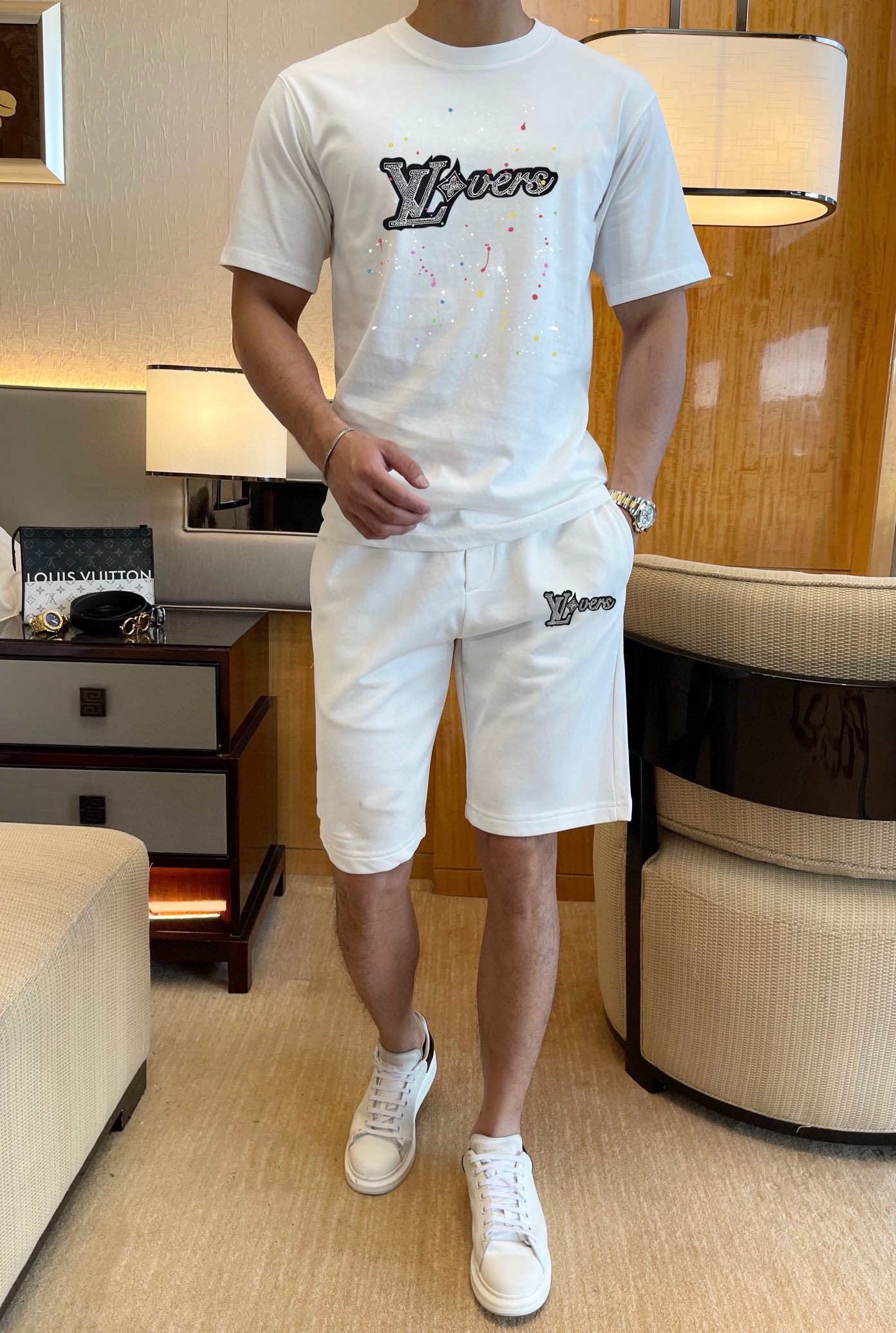 Louis Vuitton 品牌: LV 2026新款男士短袖短裤套装 销售 市面高端版本 手感细腻柔软 让你穿着更加舒适 立体裁剪版型超赞 尺码:M-5XL下单请报身高体重