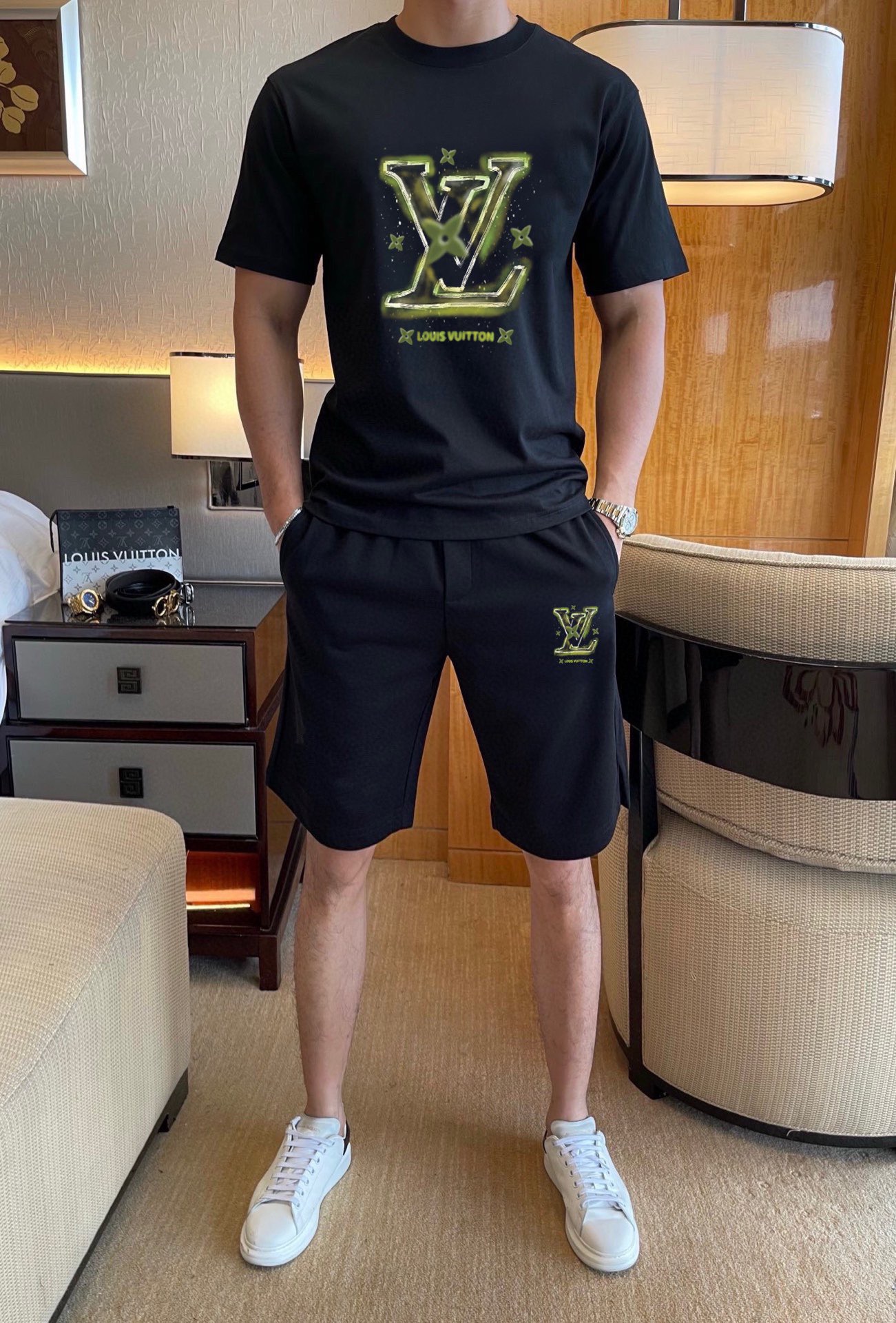 Louis Vuitton 品牌: LV 2026新款男士短袖短裤套装 销售 市面高端版本 手感细腻柔软 让你穿着更加舒适 立体裁剪版型超赞 尺码:M-5XL下单请报身高体重