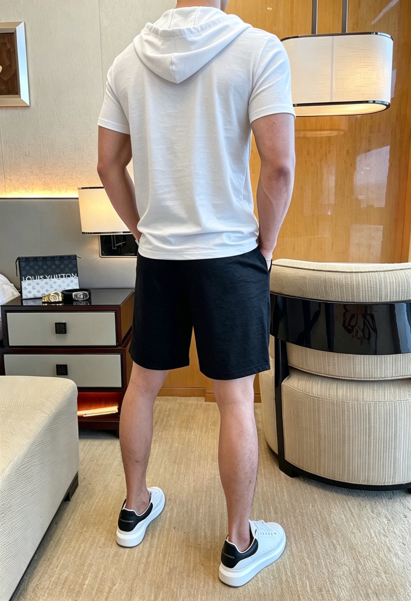 Louis Vuitton 品牌: LV 2026新款男士带帽短袖短裤套装 销售 市面高端版本 手感细腻柔软 让你穿着更加舒适 立体裁剪版型超赞 尺码:M-4XL下单请报身高体重