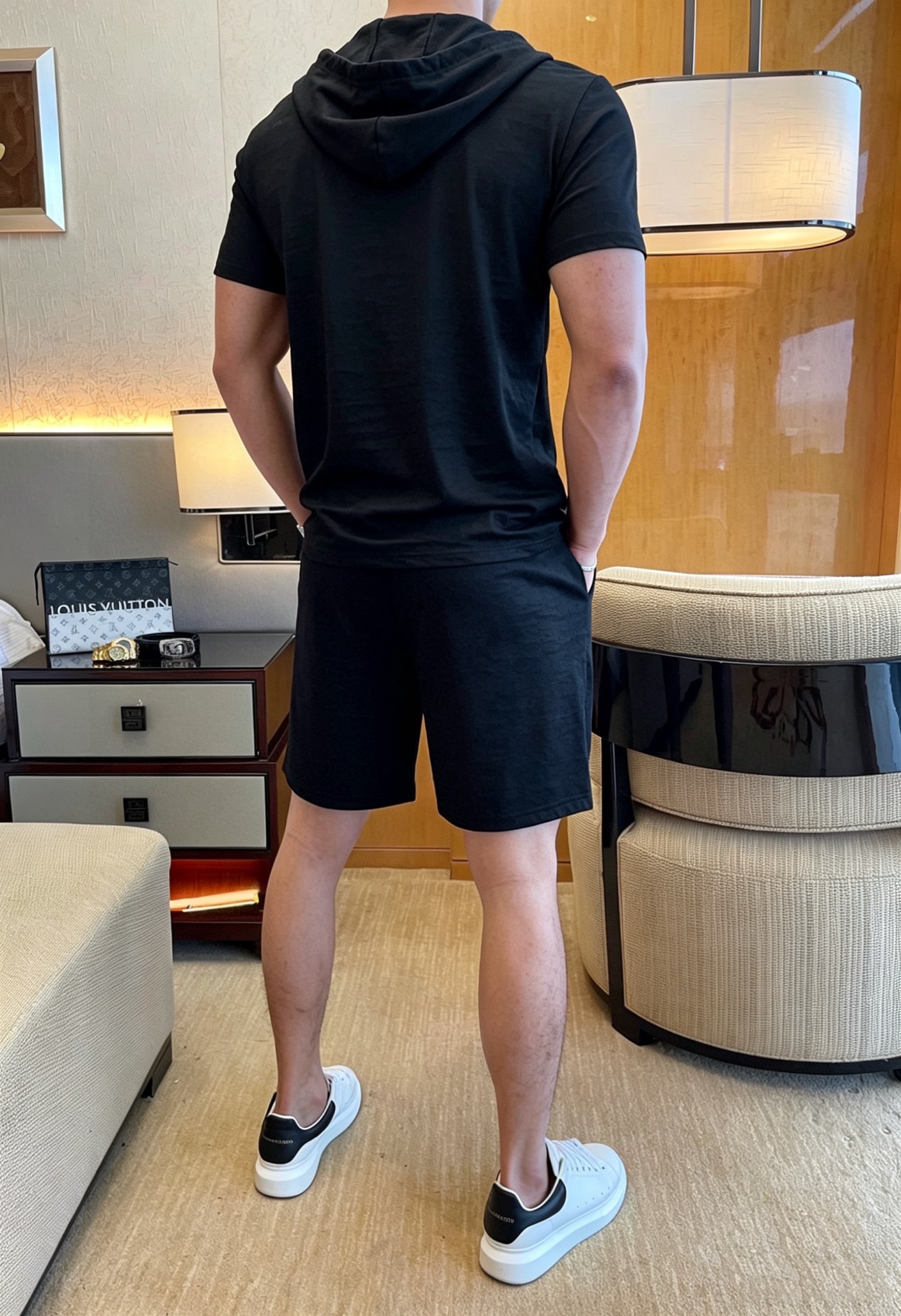 Louis Vuitton 品牌: LV 2026新款男士带帽短袖短裤套装 销售 市面高端版本 手感细腻柔软 让你穿着更加舒适 立体裁剪版型超赞 尺码:M-4XL下单请报身高体重
