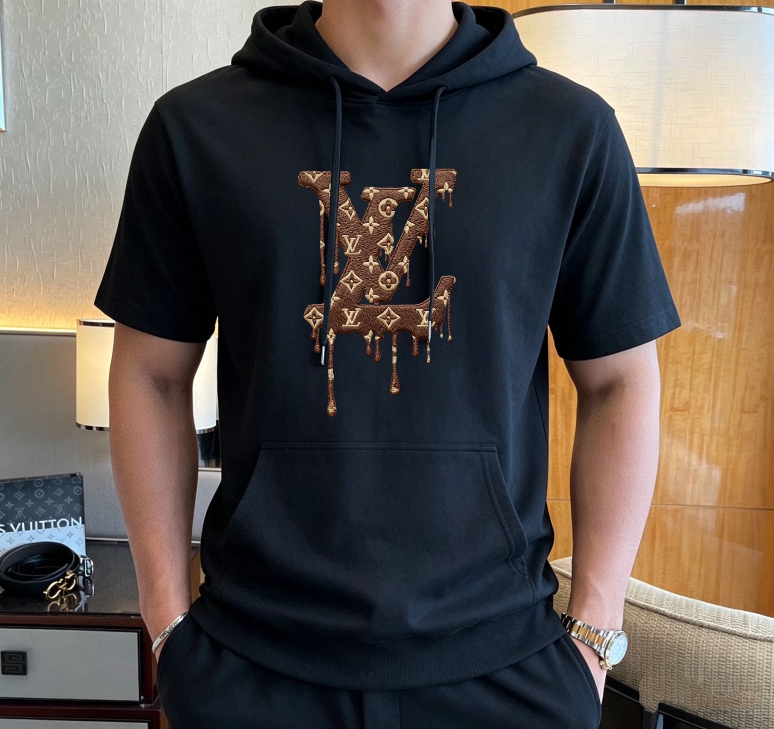 Louis Vuitton 品牌: LV 2026新款男士带帽短袖短裤套装 销售 市面高端版本 手感细腻柔软 让你穿着更加舒适 立体裁剪版型超赞 尺码:M-4XL下单请报身高体重