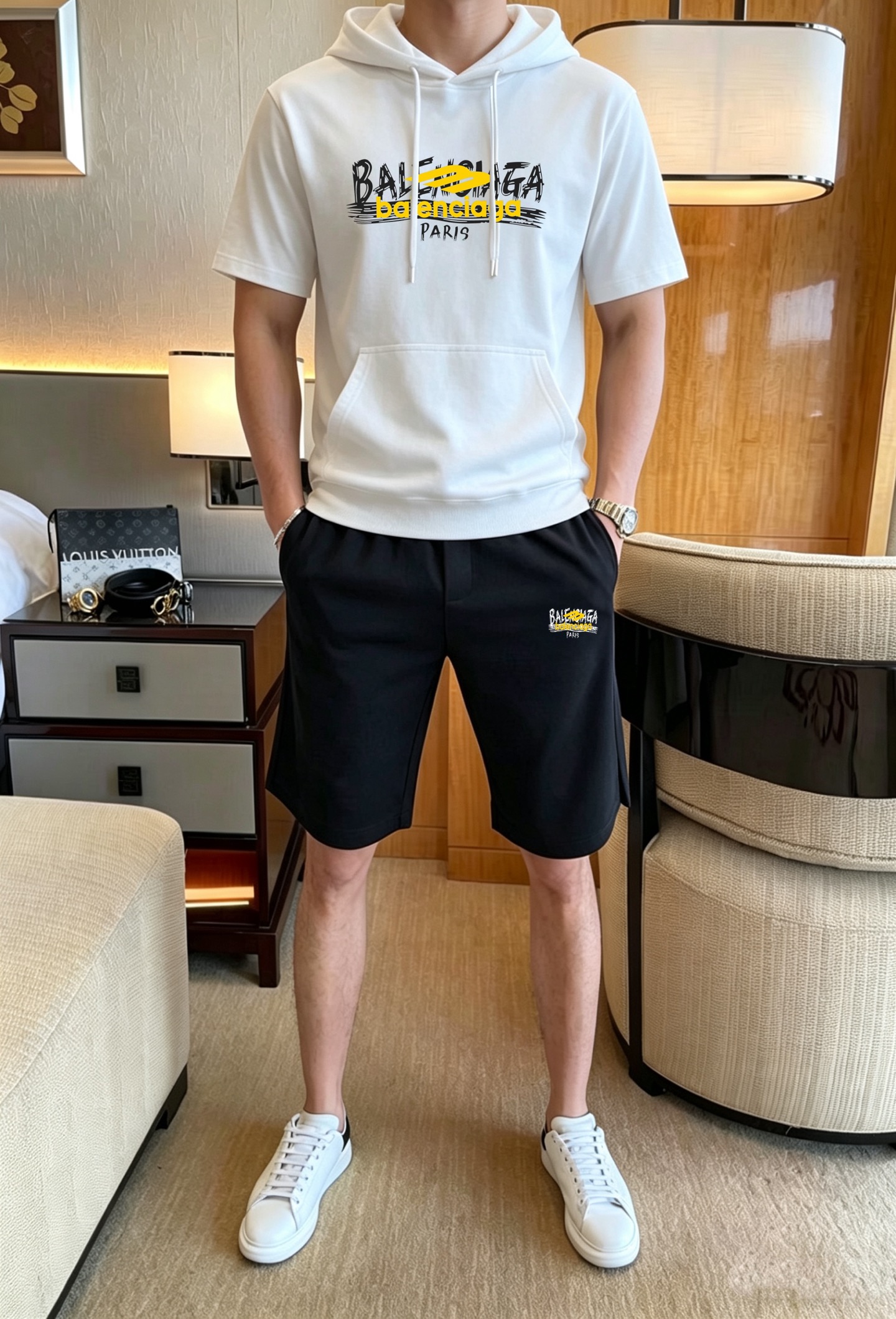 Balenciaga 品牌: 巴黎世家 2026新款男士带帽短袖短裤套装 销售 市面高端版本 手感细腻柔软 让你穿着更加舒适 立体裁剪版型超赞 尺码:M-4XL下单请报身高体重