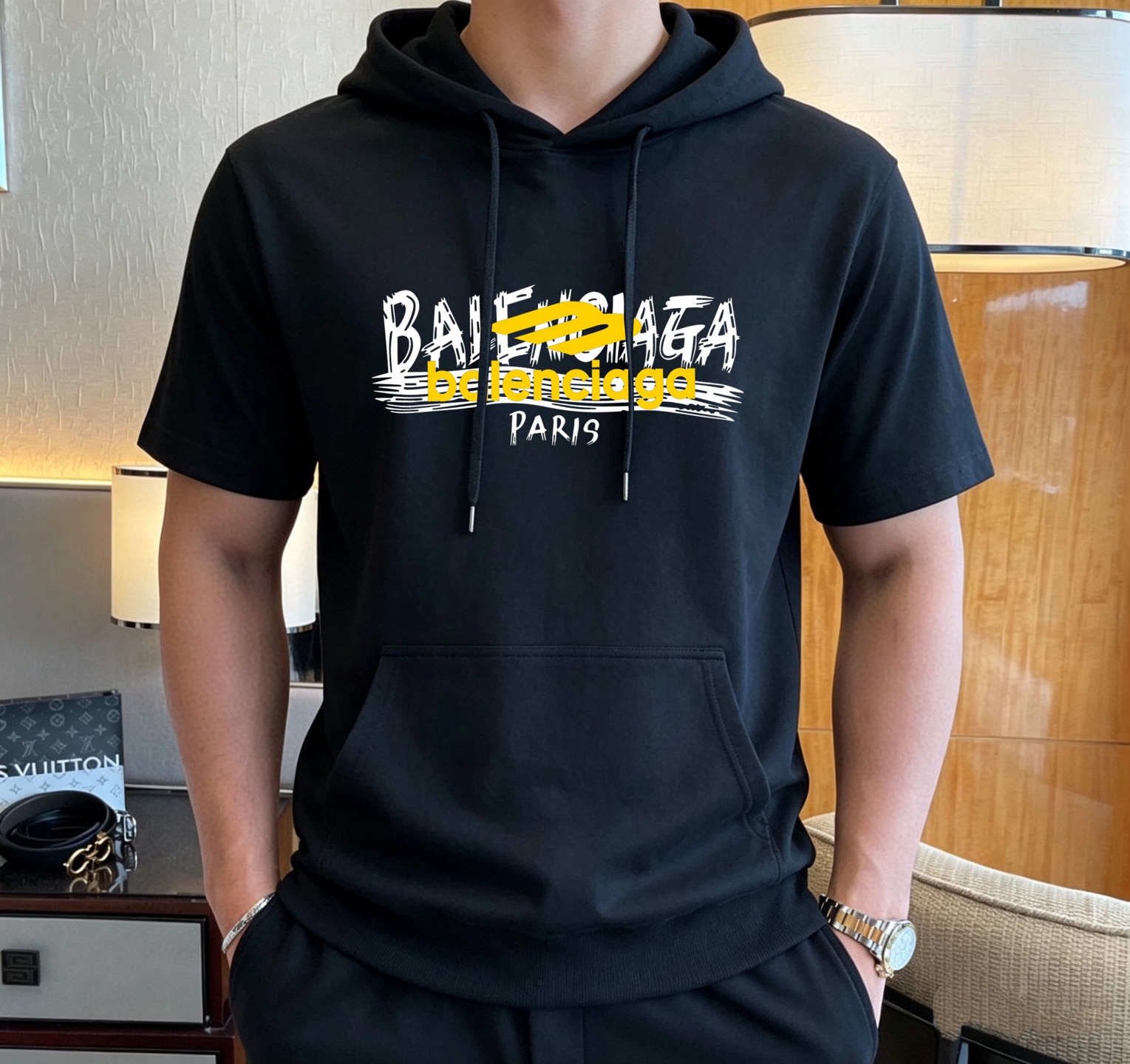 Balenciaga 品牌: 巴黎世家 2026新款男士带帽短袖短裤套装 销售 市面高端版本 手感细腻柔软 让你穿着更加舒适 立体裁剪版型超赞 尺码:M-4XL下单请报身高体重