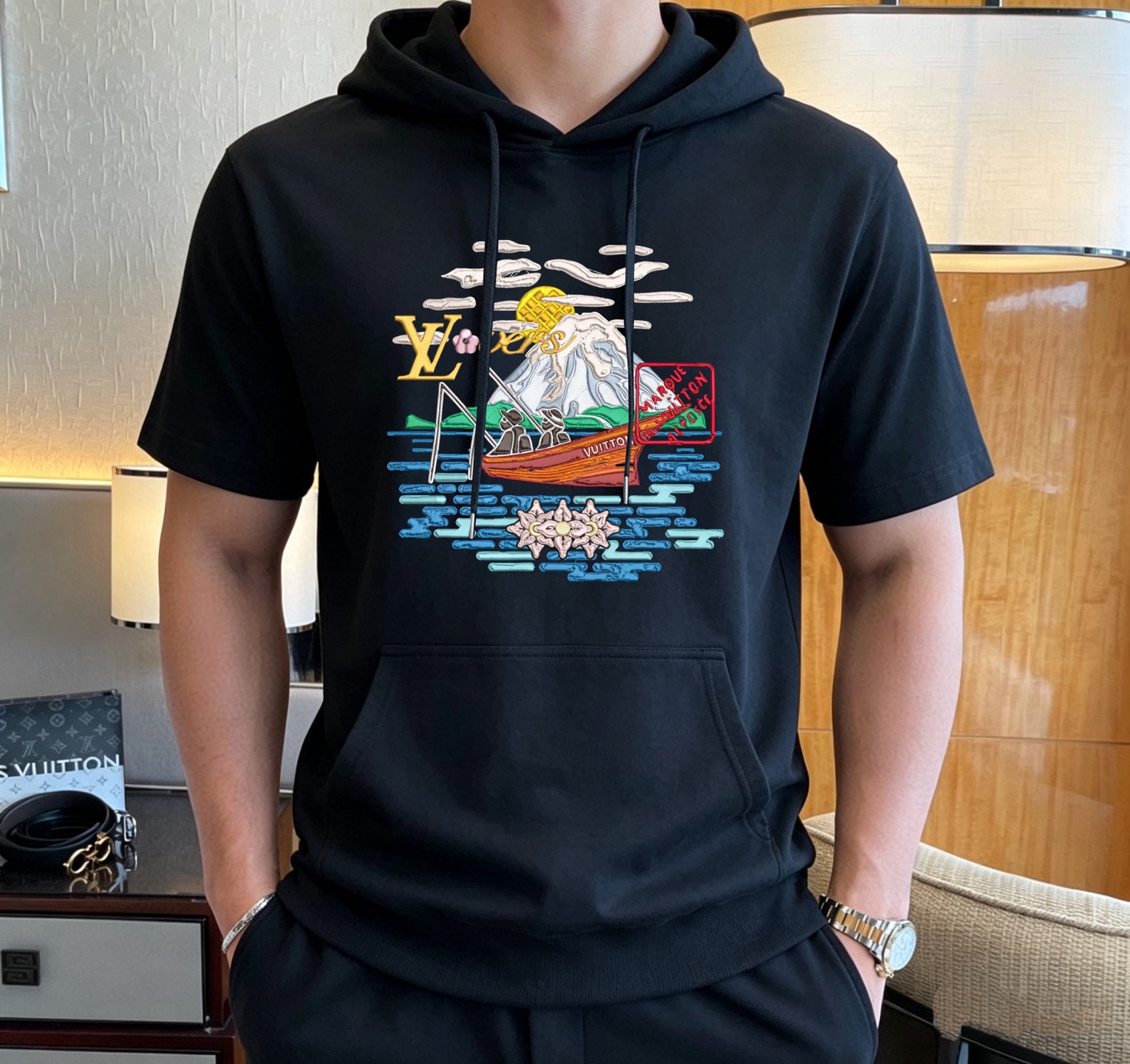 Louis Vuitton 品牌: LV 2026新款男士带帽短袖短裤套装 销售 市面高端版本 手感细腻柔软 让你穿着更加舒适 立体裁剪版型超赞 尺码:M-4XL下单请报身高体重