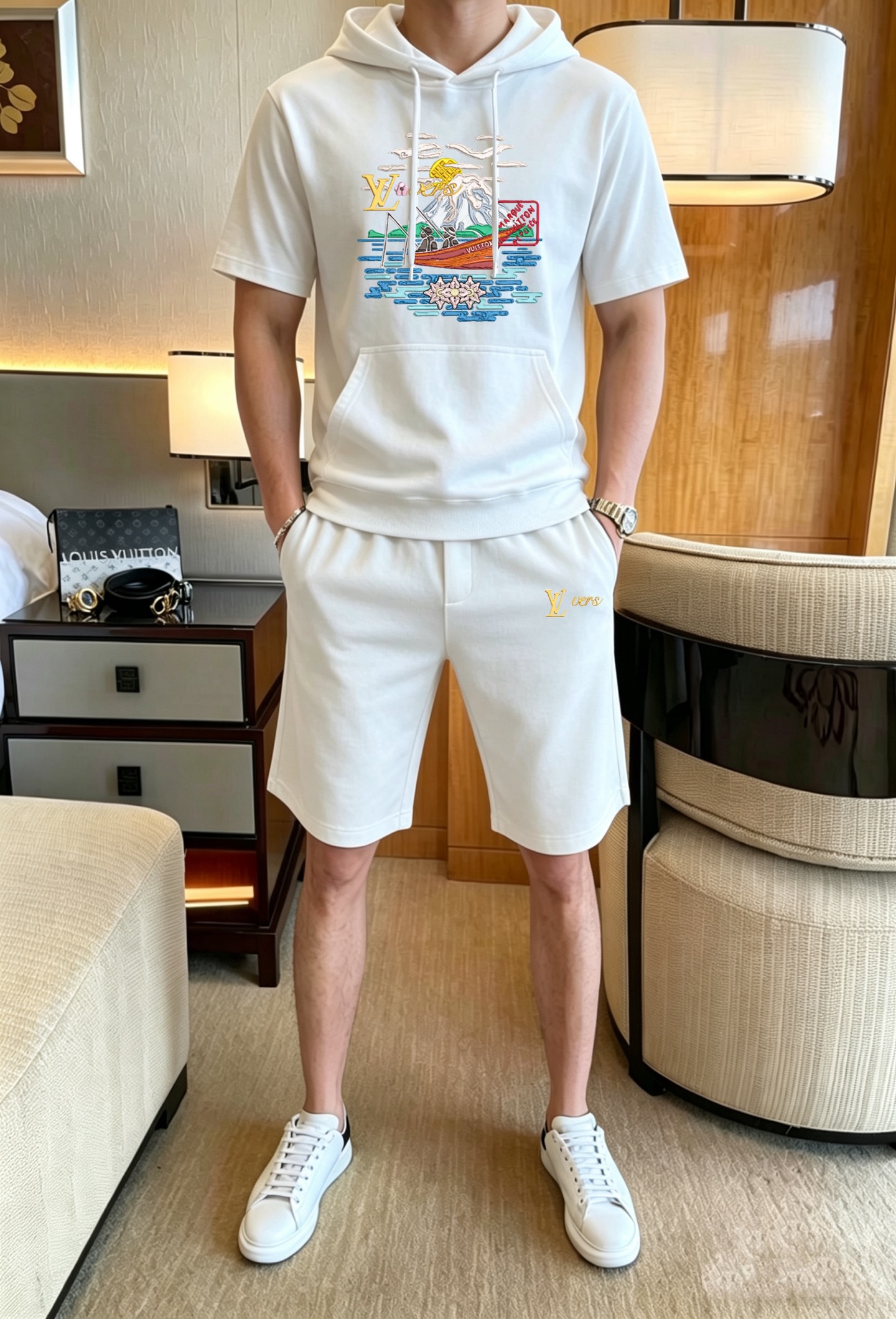 Louis Vuitton 品牌: LV 2026新款男士带帽短袖短裤套装 销售 市面高端版本 手感细腻柔软 让你穿着更加舒适 立体裁剪版型超赞 尺码:M-4XL下单请报身高体重
