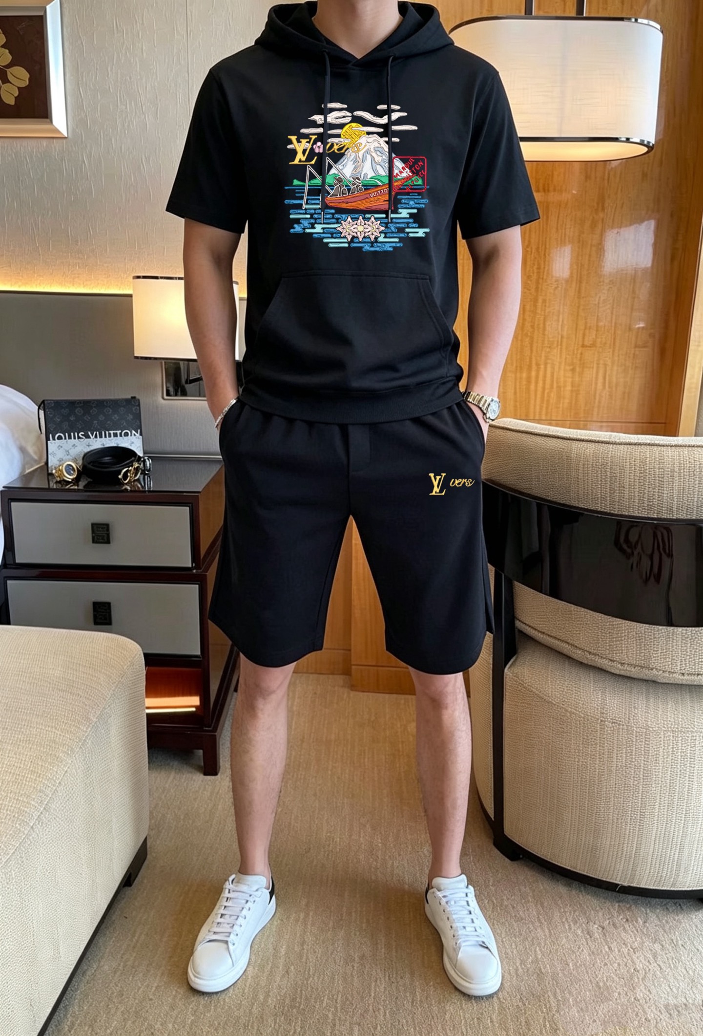 Louis Vuitton 品牌: LV 2026新款男士带帽短袖短裤套装 销售 市面高端版本 手感细腻柔软 让你穿着更加舒适 立体裁剪版型超赞 尺码:M-4XL下单请报身高体重