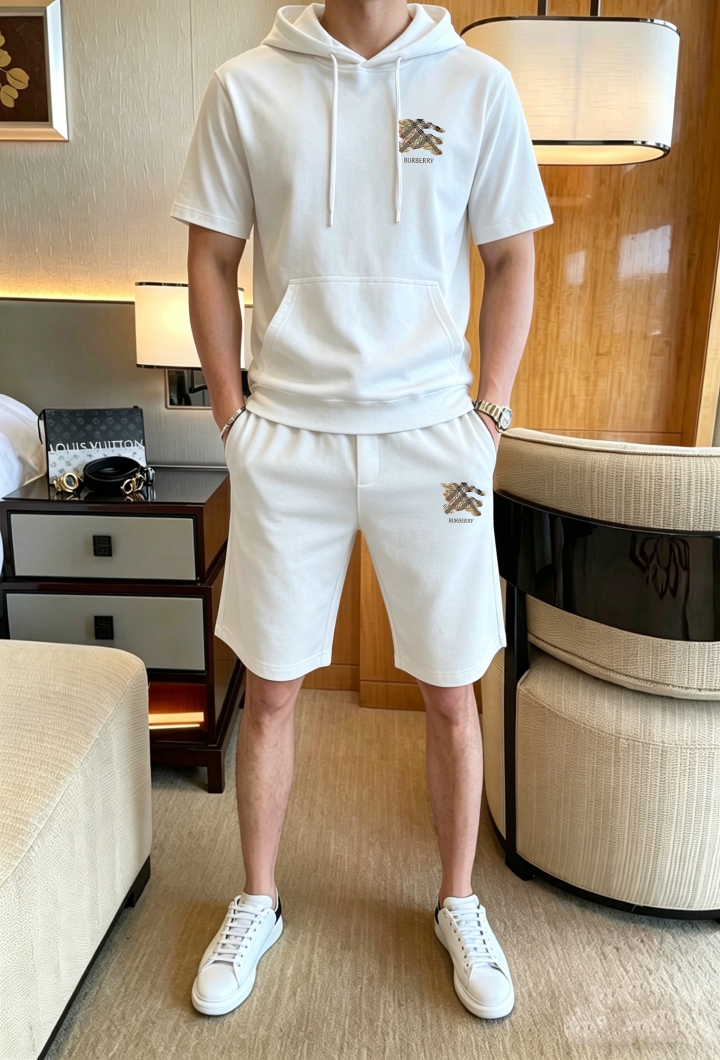 Burberry 品牌: 巴宝莉 2026新款男士带帽短袖短裤套装 销售 市面高端版本 手感细腻柔软 让你穿着更加舒适 立体裁剪版型超赞 尺码:M-4XL下单请报身高体重