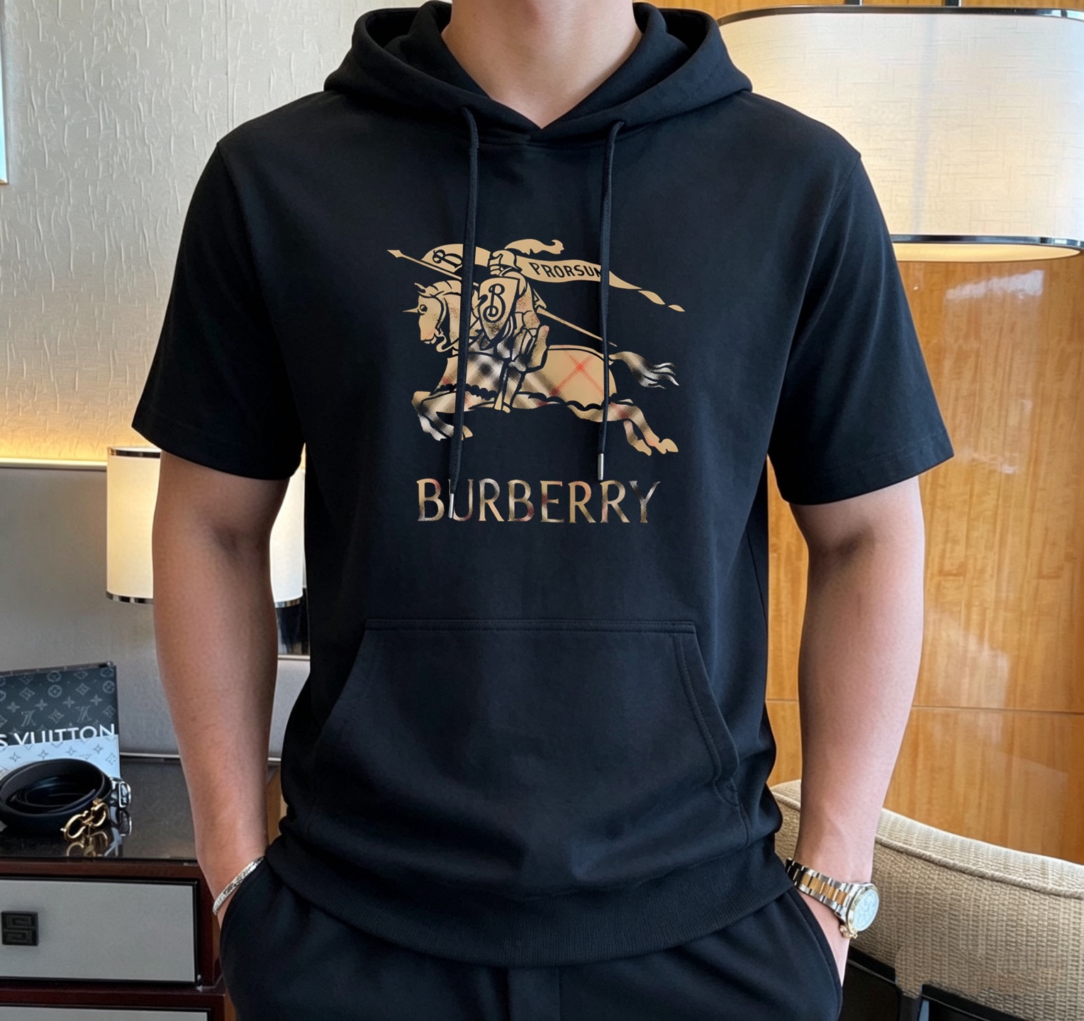 Burberry 品牌: 巴宝莉 2026新款男士带帽短袖短裤套装 销售 市面高端版本 手感细腻柔软 让你穿着更加舒适 立体裁剪版型超赞 尺码:M-4XL下单请报身高体重
