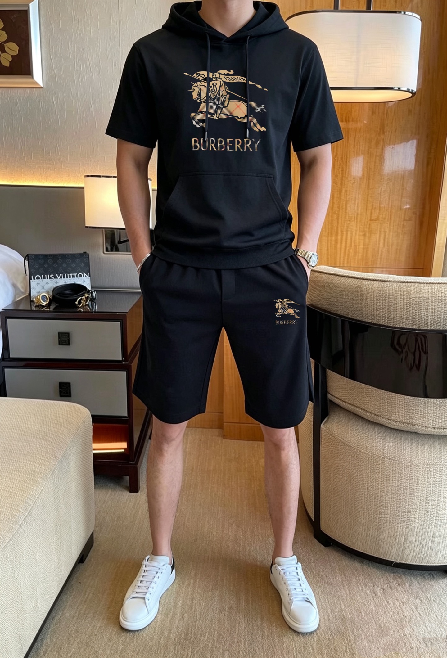 Burberry 品牌: 巴宝莉 2026新款男士带帽短袖短裤套装 销售 市面高端版本 手感细腻柔软 让你穿着更加舒适 立体裁剪版型超赞 尺码:M-4XL下单请报身高体重