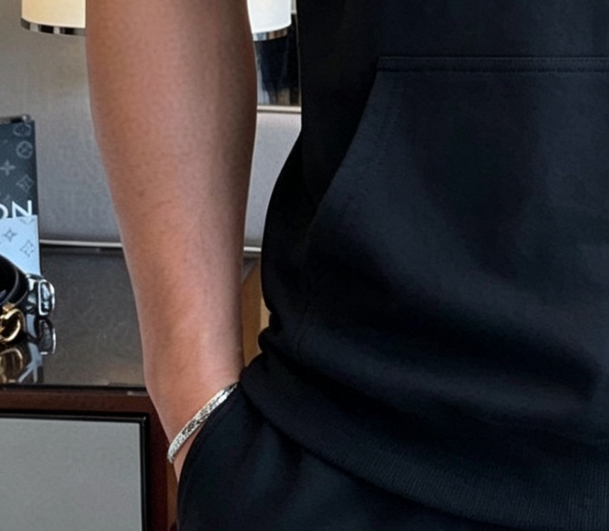 Louis Vuitton 品牌: LV 2026新款男士带帽短袖长裤套装 销售 市面高端版本 手感细腻柔软 让你穿着更加舒适 立体裁剪版型超赞 尺码:M-4XL下单请报身高体重