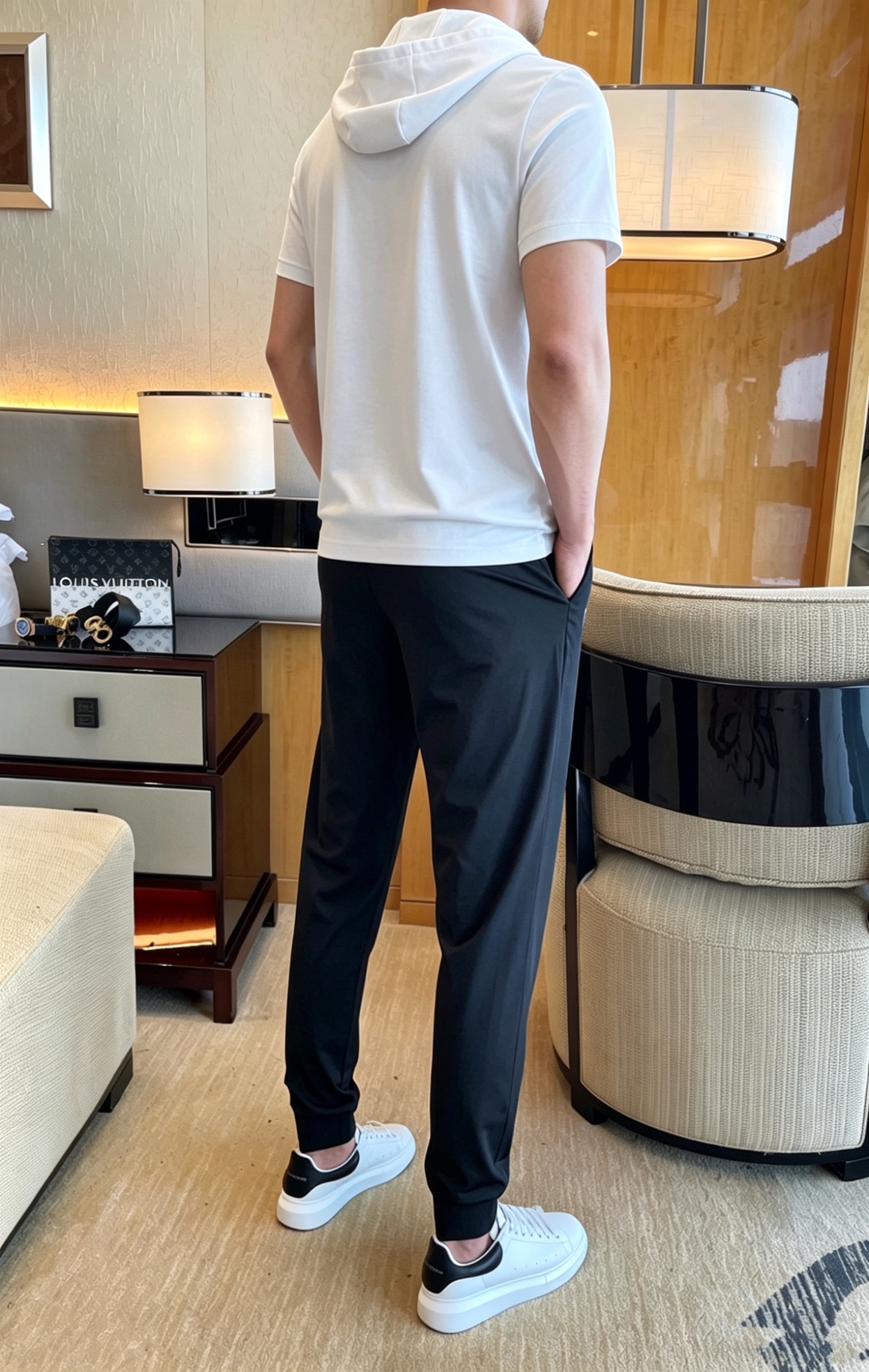 Louis Vuitton 品牌: LV 2026新款男士带帽短袖长裤套装 销售 市面高端版本 手感细腻柔软 让你穿着更加舒适 立体裁剪版型超赞 尺码:M-4XL下单请报身高体重