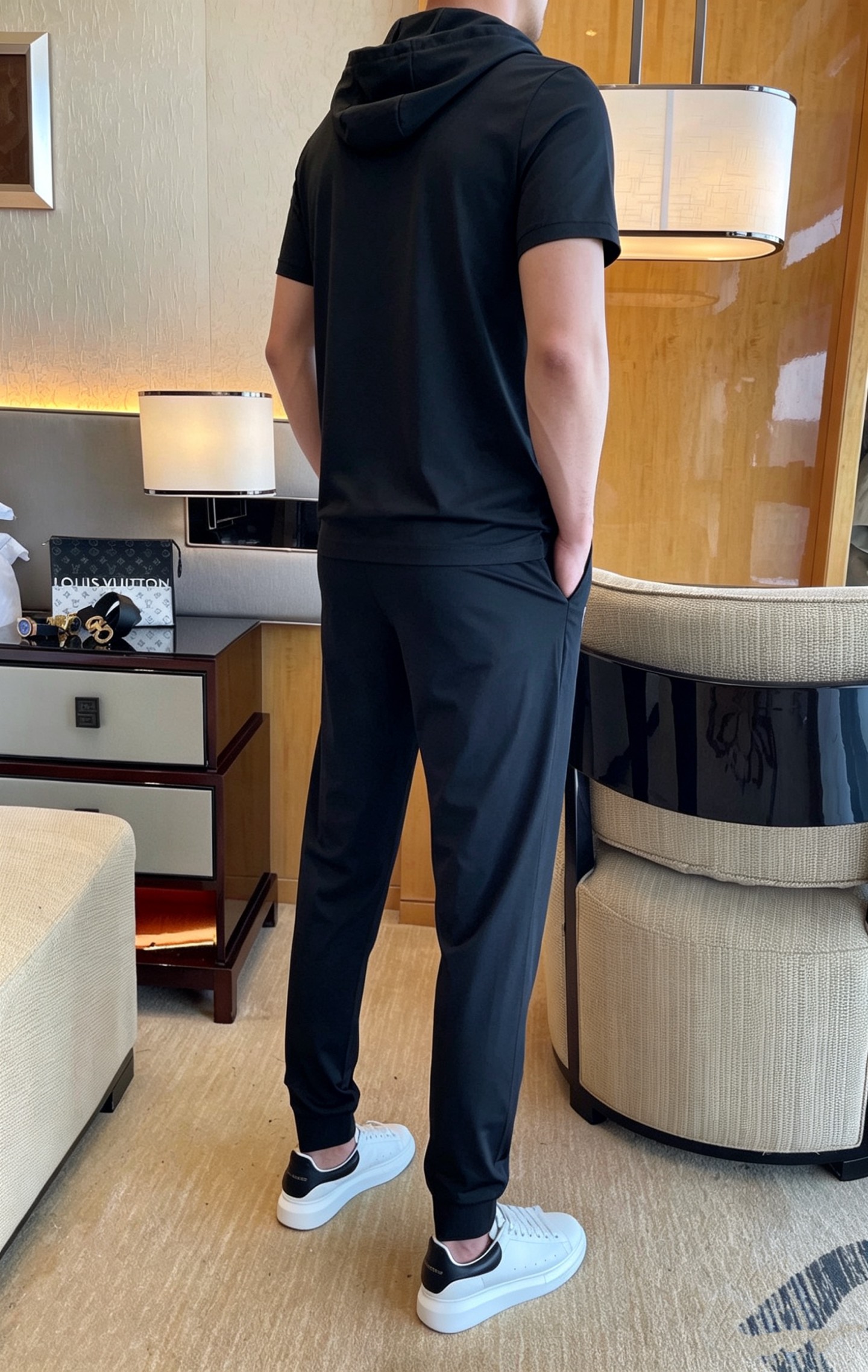 Louis Vuitton 品牌: LV 2026新款男士带帽短袖长裤套装 销售 市面高端版本 手感细腻柔软 让你穿着更加舒适 立体裁剪版型超赞 尺码:M-4XL下单请报身高体重