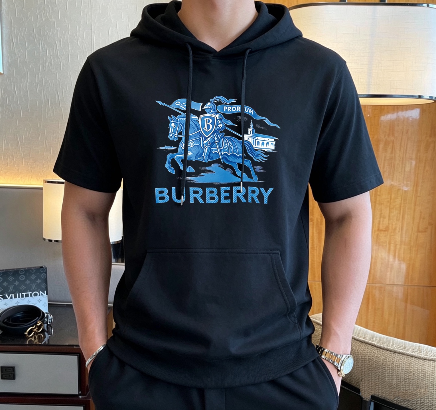 Burberry 品牌: 巴宝莉 2026新款男士带帽短袖长裤套装 销售 市面高端版本 手感细腻柔软 让你穿着更加舒适 立体裁剪版型超赞 尺码:M-4XL下单请报身高体重