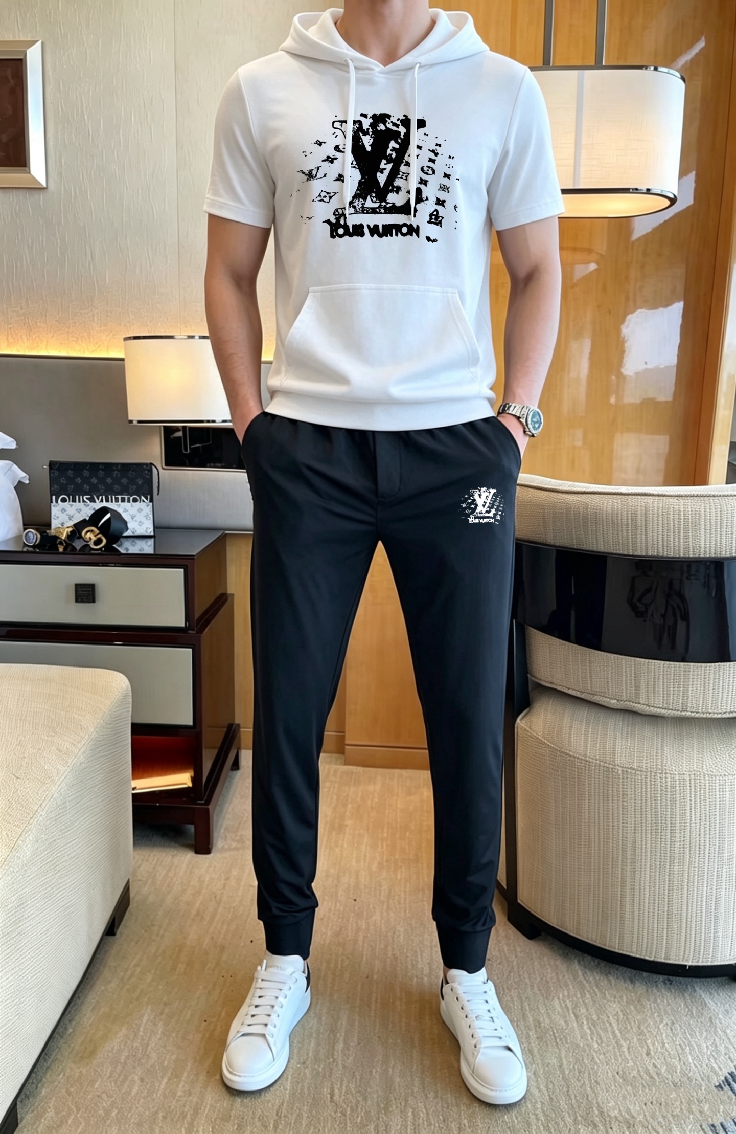 Louis Vuitton 品牌: LV 2026新款男士带帽短袖长裤套装 销售 市面高端版本 手感细腻柔软 让你穿着更加舒适 立体裁剪版型超赞 尺码:M-4XL下单请报身高体重