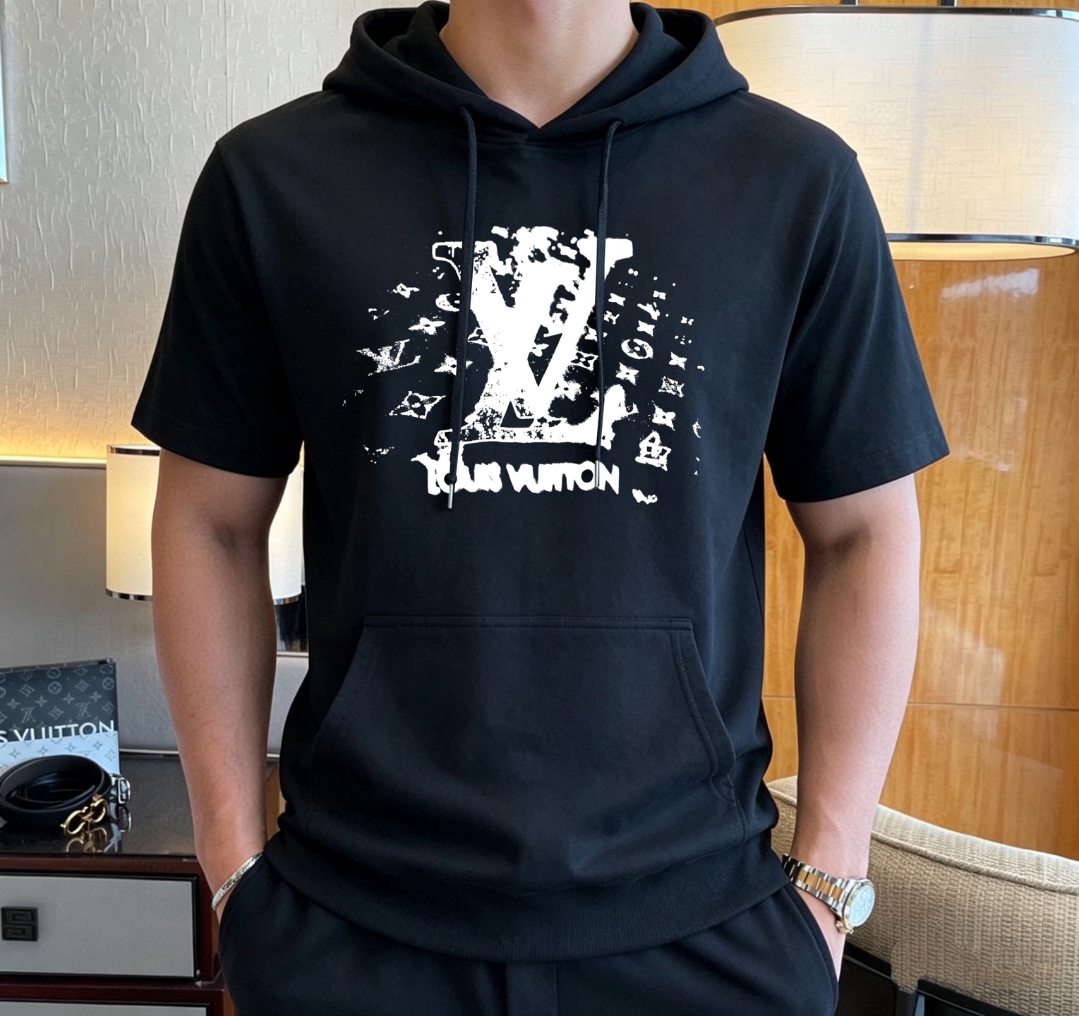Louis Vuitton 品牌: LV 2026新款男士带帽短袖长裤套装 销售 市面高端版本 手感细腻柔软 让你穿着更加舒适 立体裁剪版型超赞 尺码:M-4XL下单请报身高体重