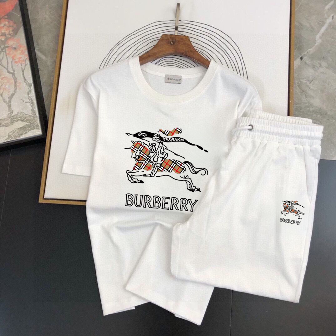 Burberry 品牌: 巴宝莉 2026新款男士短袖短裤套装 销售 市面高端版本 手感细腻柔软 让你穿着更加舒适 立体裁剪版型超赞 尺码:M-5XL下单请报身高体重