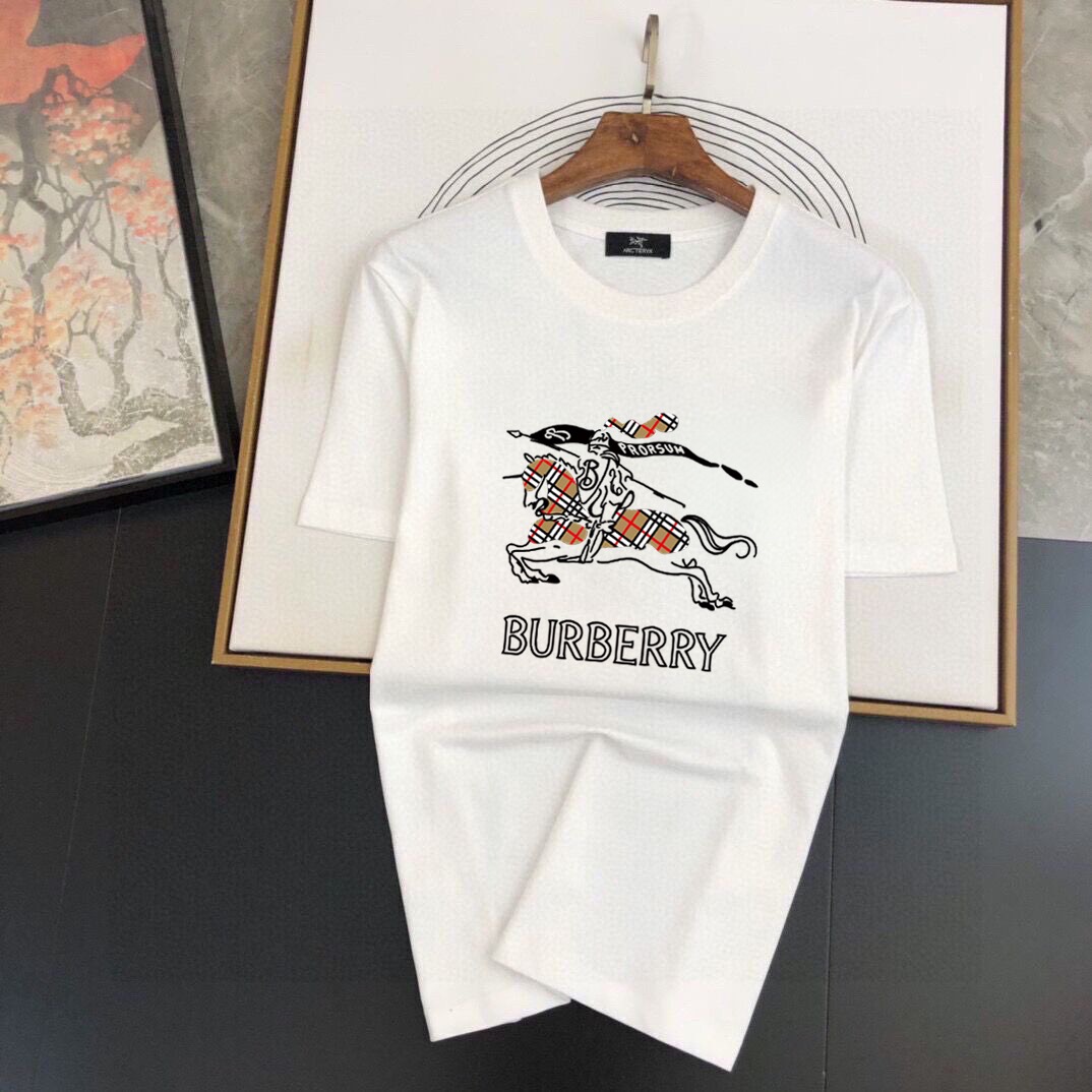 Burberry 品牌: 巴宝莉 2026新款男士短袖短裤套装 销售 市面高端版本 手感细腻柔软 让你穿着更加舒适 立体裁剪版型超赞 尺码:M-5XL下单请报身高体重
