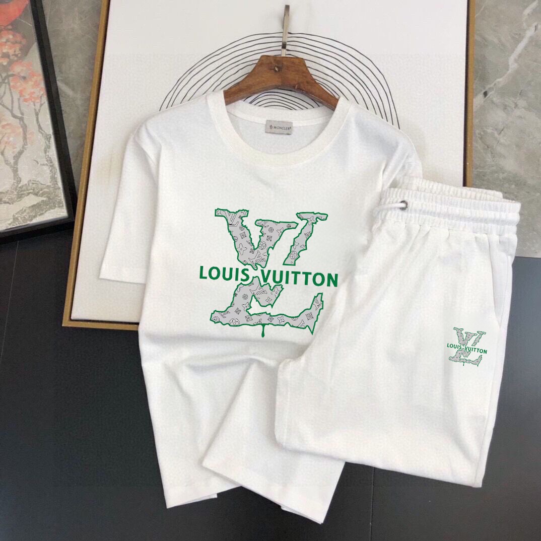 Louis Vuitton 品牌: LV 2026新款男士短袖短裤套装 销售 市面高端版本 手感细腻柔软 让你穿着更加舒适 立体裁剪版型超赞 尺码:M-5XL下单请报身高体重