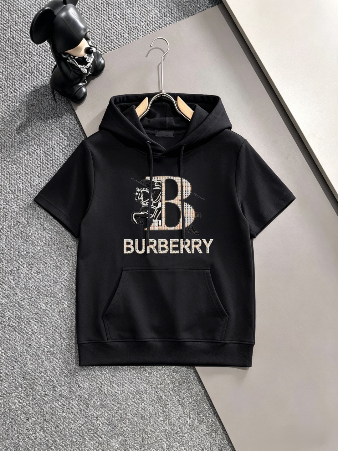 Burberry 品牌: 巴宝莉 2026新款男士带帽短袖短裤套装 销售 市面高端版本 手感细腻柔软 让你穿着更加舒适 立体裁剪版型超赞 尺码:M-4XL下单请报身高体重