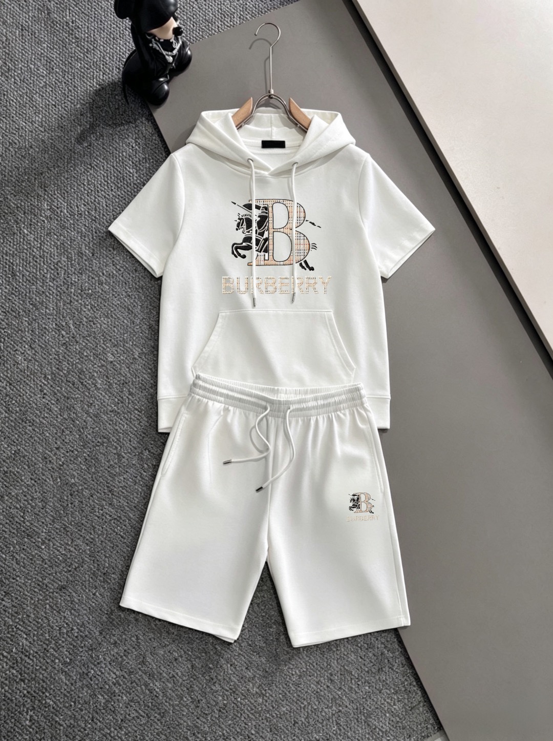 Burberry 品牌: 巴宝莉 2026新款男士带帽短袖短裤套装 销售 市面高端版本 手感细腻柔软 让你穿着更加舒适 立体裁剪版型超赞 尺码:M-4XL下单请报身高体重