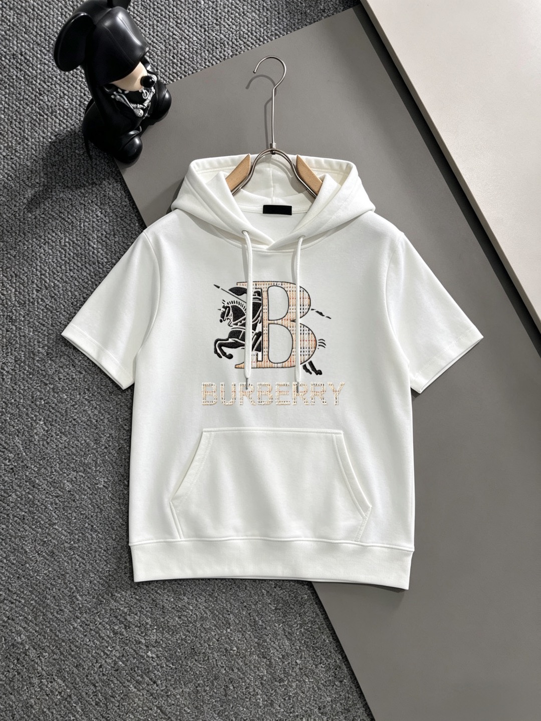 Burberry 品牌: 巴宝莉 2026新款男士带帽短袖短裤套装 销售 市面高端版本 手感细腻柔软 让你穿着更加舒适 立体裁剪版型超赞 尺码:M-4XL下单请报身高体重