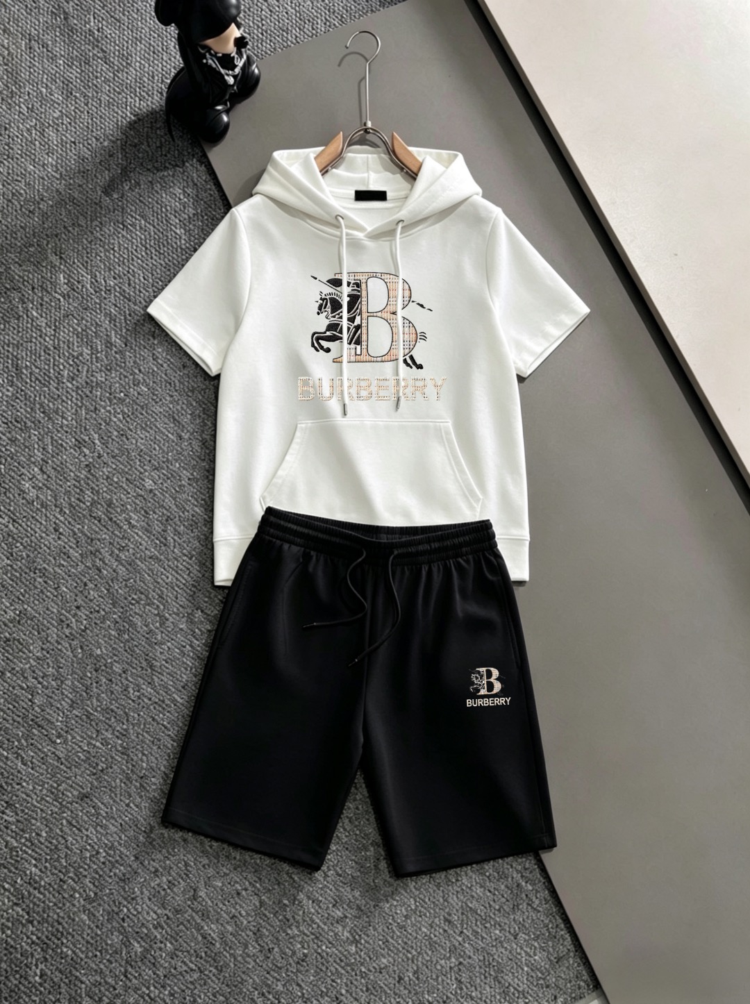 Burberry 品牌: 巴宝莉 2026新款男士带帽短袖短裤套装 销售 市面高端版本 手感细腻柔软 让你穿着更加舒适 立体裁剪版型超赞 尺码:M-4XL下单请报身高体重