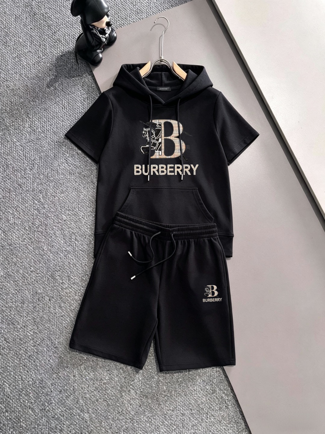Burberry 品牌: 巴宝莉 2026新款男士带帽短袖短裤套装 销售 市面高端版本 手感细腻柔软 让你穿着更加舒适 立体裁剪版型超赞 尺码:M-4XL下单请报身高体重