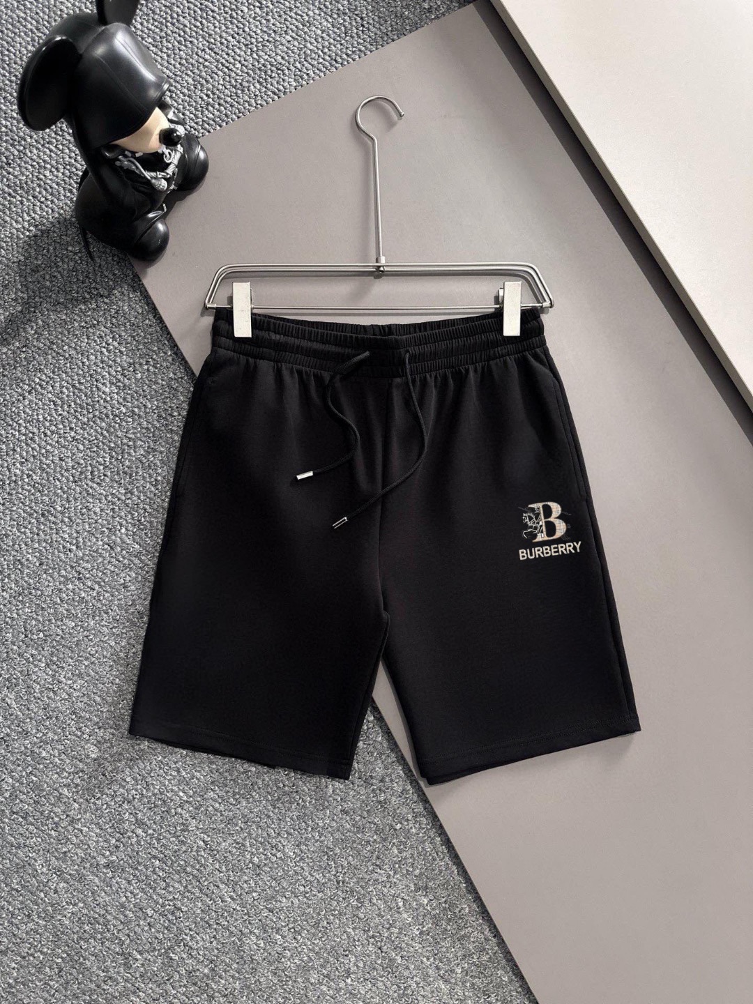 Burberry 品牌: 巴宝莉 2026新款男士带帽短袖短裤套装 销售 市面高端版本 手感细腻柔软 让你穿着更加舒适 立体裁剪版型超赞 尺码:M-4XL下单请报身高体重