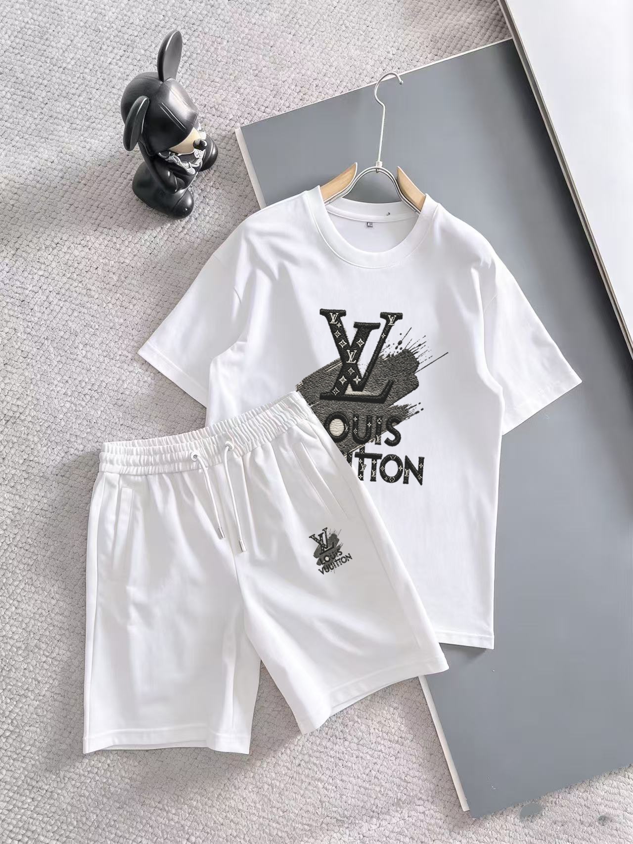 Louis Vuitton 品牌: LV 2026新款男士短袖短裤套装 销售 市面高端版本 手感细腻柔软 让你穿着更加舒适 立体裁剪版型超赞 尺码:M-5XL下单请报身高体重
