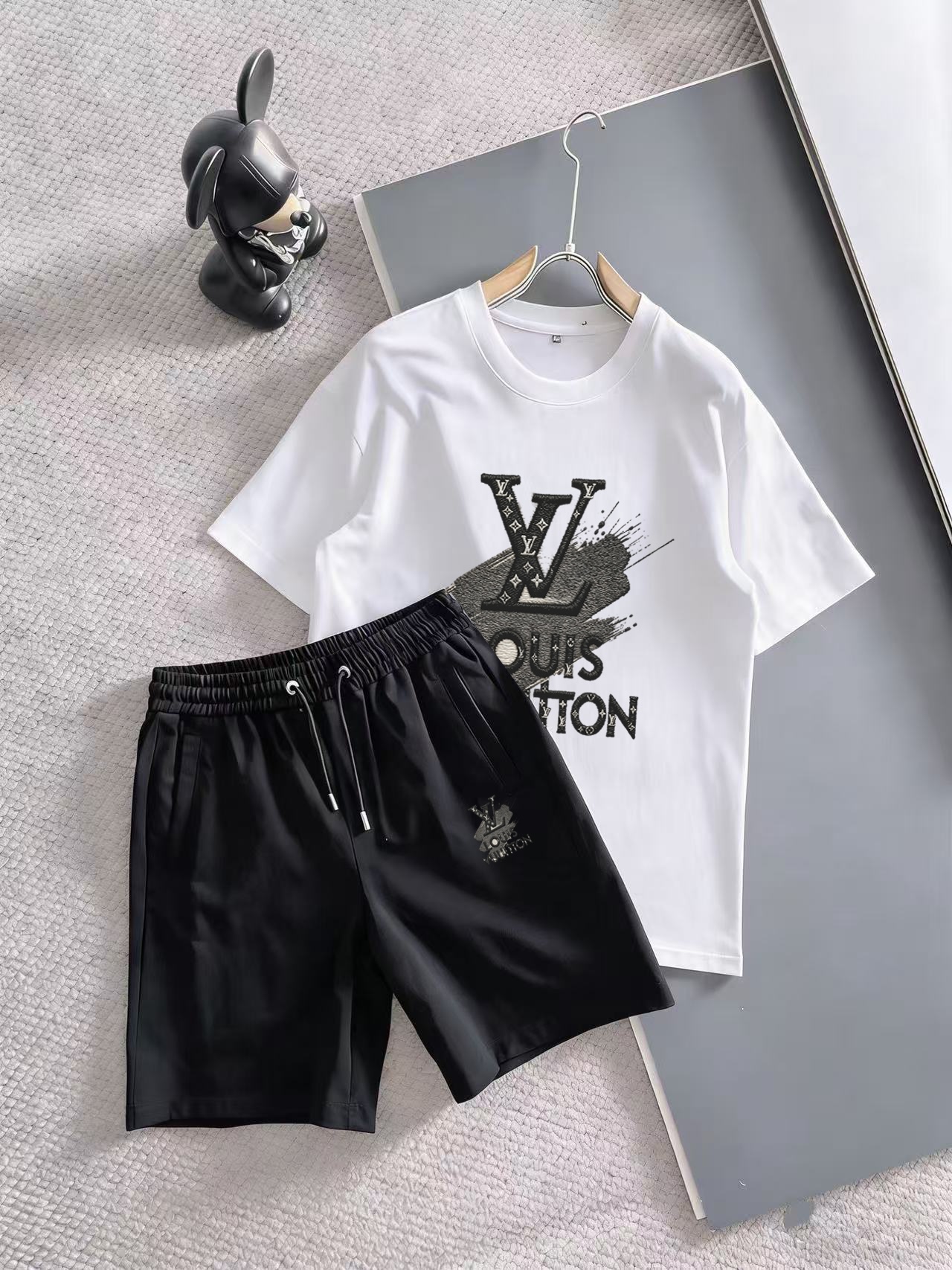 Louis Vuitton 品牌: LV 2026新款男士短袖短裤套装 销售 市面高端版本 手感细腻柔软 让你穿着更加舒适 立体裁剪版型超赞 尺码:M-5XL下单请报身高体重