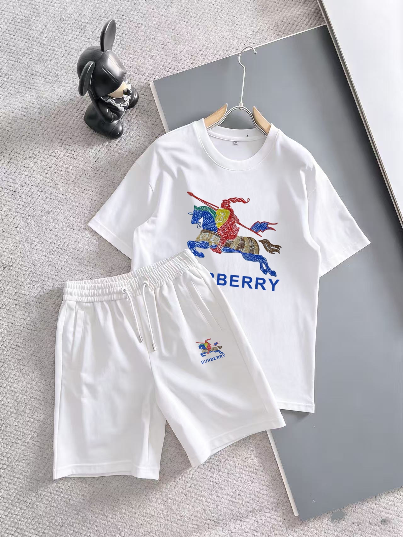 Burberry 品牌: 巴宝莉 2026新款男士短袖短裤套装 销售 市面高端版本 手感细腻柔软 让你穿着更加舒适 立体裁剪版型超赞 尺码:M-5XL下单请报身高体重