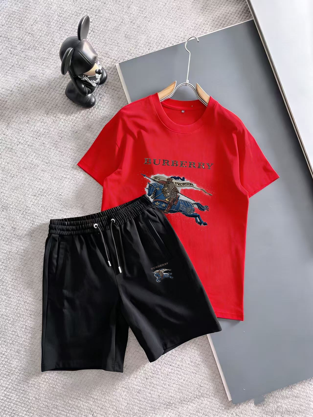 Burberry 品牌: 巴宝莉 2026新款男士短袖短裤套装 销售 市面高端版本 手感细腻柔软 让你穿着更加舒适 立体裁剪版型超赞 尺码:M-5XL下单请报身高体重