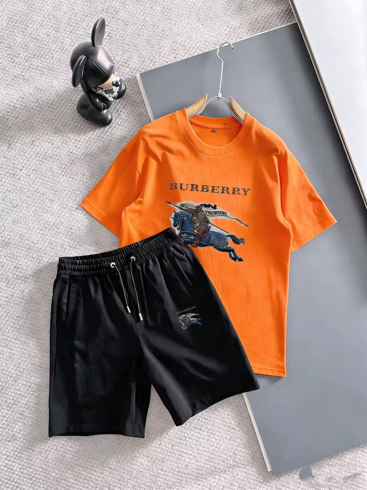 Burberry 品牌: 巴宝莉 2026新款男士短袖短裤套装 销售 市面高端版本 手感细腻柔软 让你穿着更加舒适 立体裁剪版型超赞 尺码:M-5XL下单请报身高体重