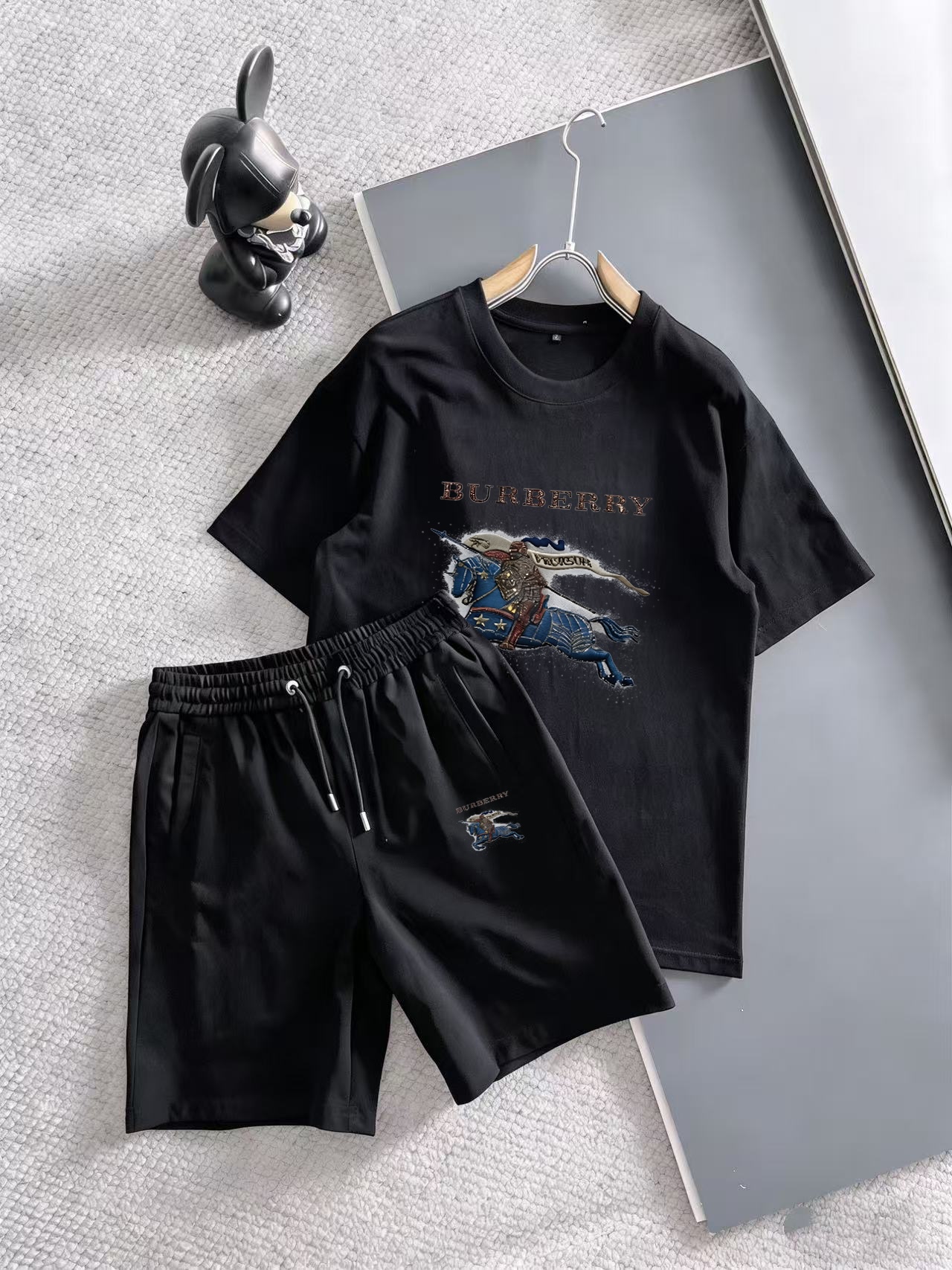 Burberry 品牌: 巴宝莉 2026新款男士短袖短裤套装 销售 市面高端版本 手感细腻柔软 让你穿着更加舒适 立体裁剪版型超赞 尺码:M-5XL下单请报身高体重