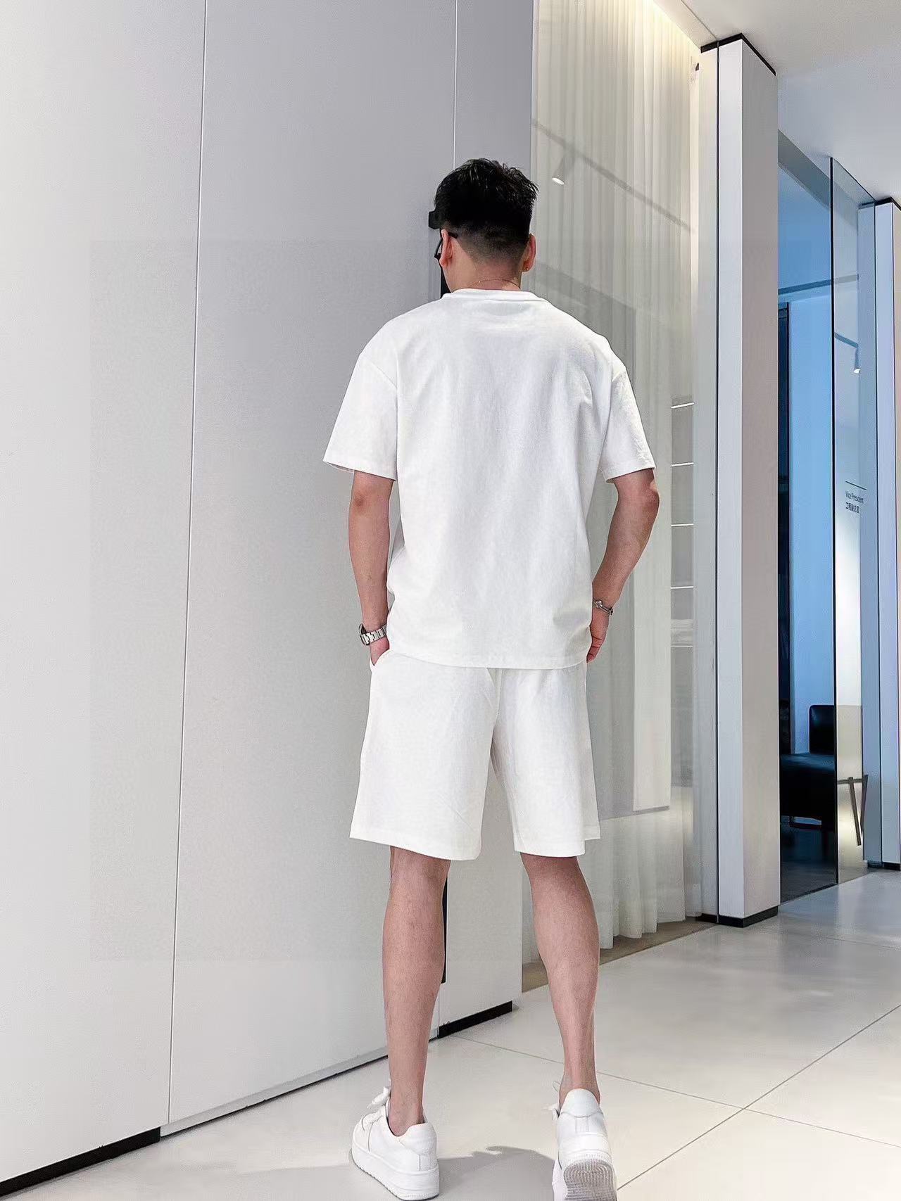 Balenciaga 品牌: 巴黎世家 2026新款男士短袖短裤套装 销售 市面高端版本 手感细腻柔软 让你穿着更加舒适 立体裁剪版型超赞 尺码:M-5XL下单请报身高体重
