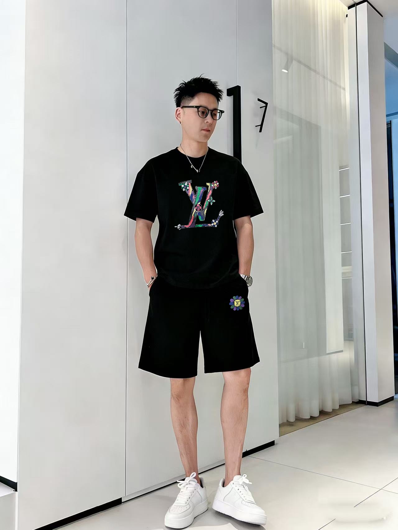 Louis Vuitton 品牌: LV 2026新款男士短袖短裤套装 销售 市面高端版本 手感细腻柔软 让你穿着更加舒适 立体裁剪版型超赞 尺码:M-5XL下单请报身高体重