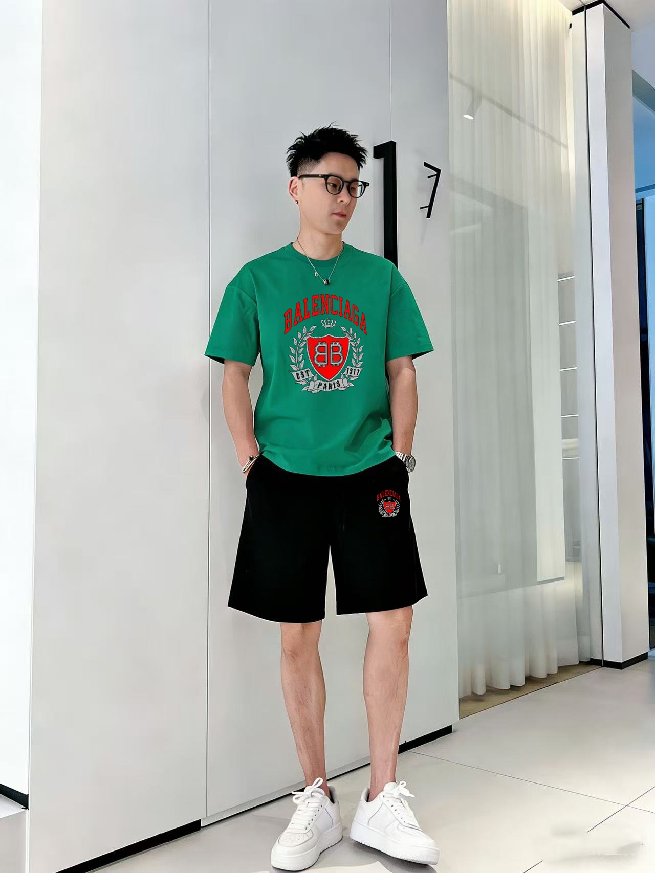 Balenciaga 品牌: 巴黎世家 2026新款男士短袖短裤套装 销售 市面高端版本 手感细腻柔软 让你穿着更加舒适 立体裁剪版型超赞 尺码:M-5XL下单请报身高体重