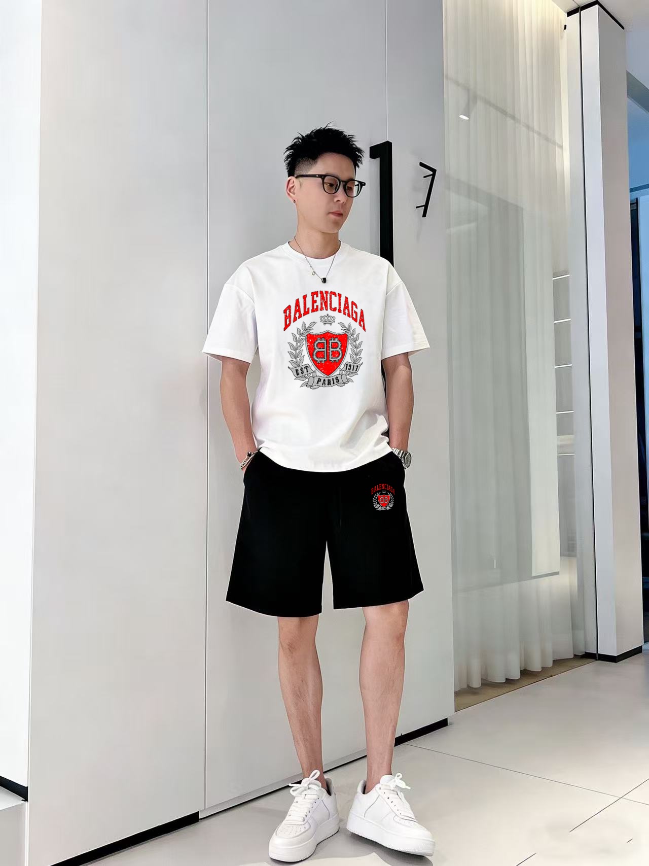 Balenciaga 品牌: 巴黎世家 2026新款男士短袖短裤套装 销售 市面高端版本 手感细腻柔软 让你穿着更加舒适 立体裁剪版型超赞 尺码:M-5XL下单请报身高体重