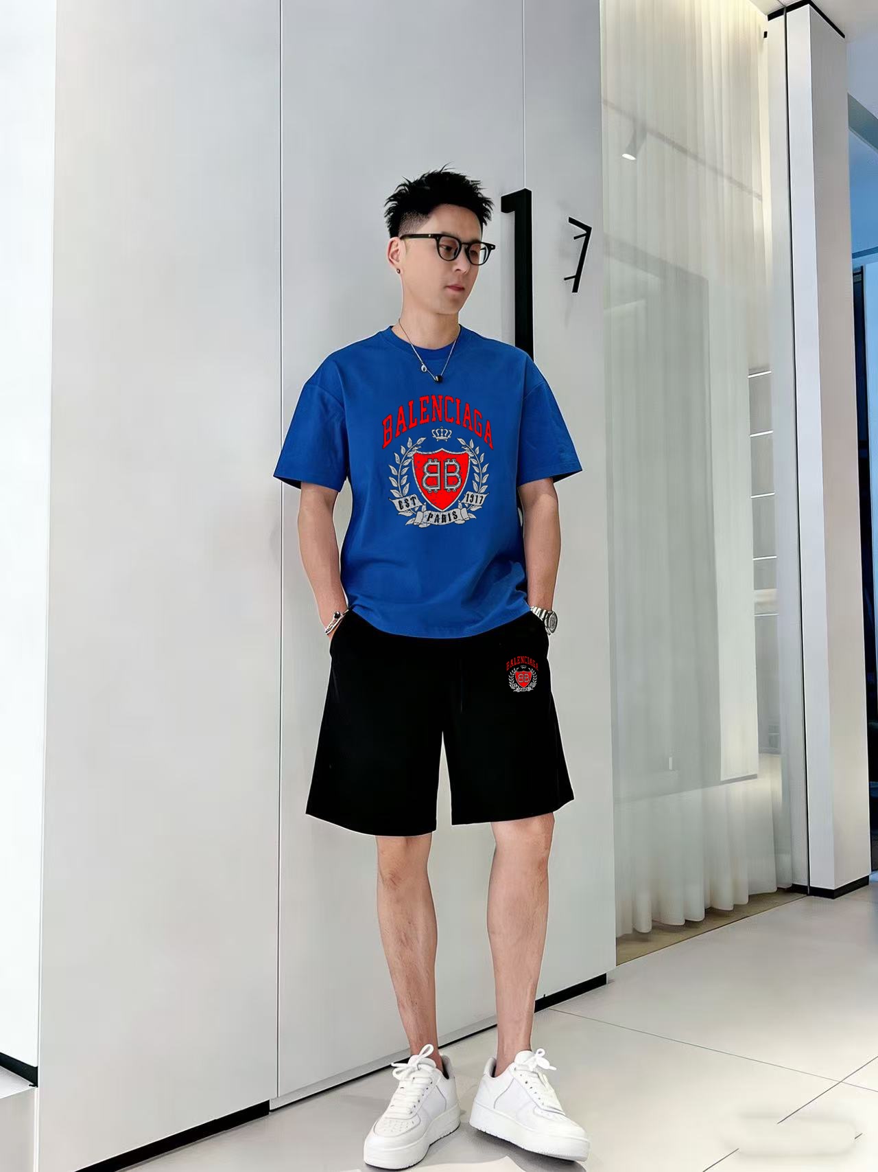 Balenciaga 品牌: 巴黎世家 2026新款男士短袖短裤套装 销售 市面高端版本 手感细腻柔软 让你穿着更加舒适 立体裁剪版型超赞 尺码:M-5XL下单请报身高体重
