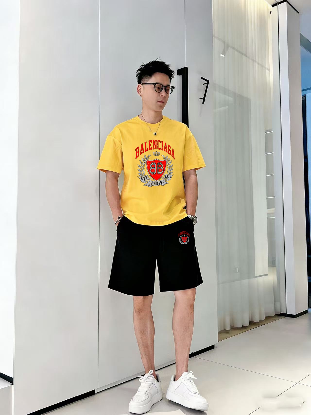 Balenciaga 品牌: 巴黎世家 2026新款男士短袖短裤套装 销售 市面高端版本 手感细腻柔软 让你穿着更加舒适 立体裁剪版型超赞 尺码:M-5XL下单请报身高体重