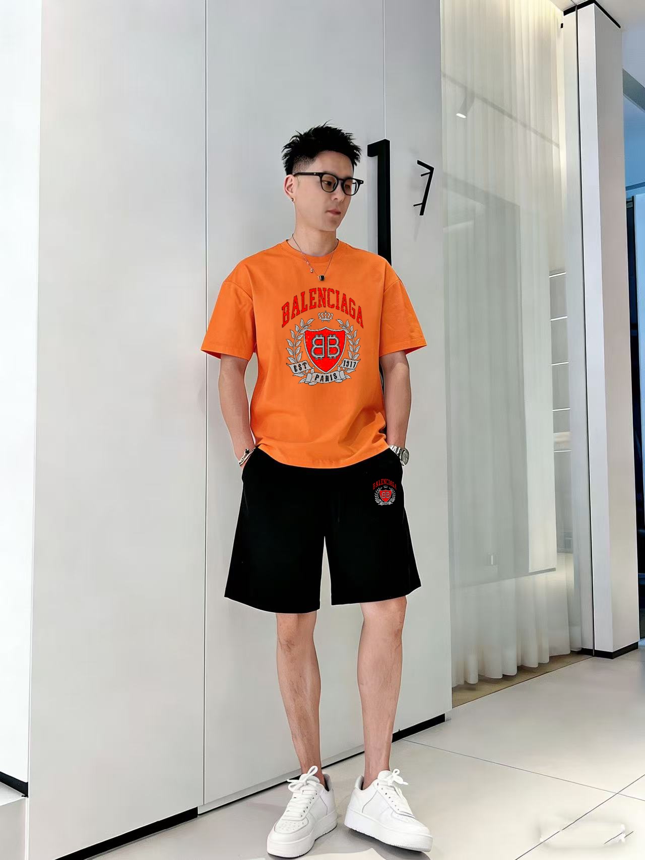 Balenciaga 品牌: 巴黎世家 2026新款男士短袖短裤套装 销售 市面高端版本 手感细腻柔软 让你穿着更加舒适 立体裁剪版型超赞 尺码:M-5XL下单请报身高体重