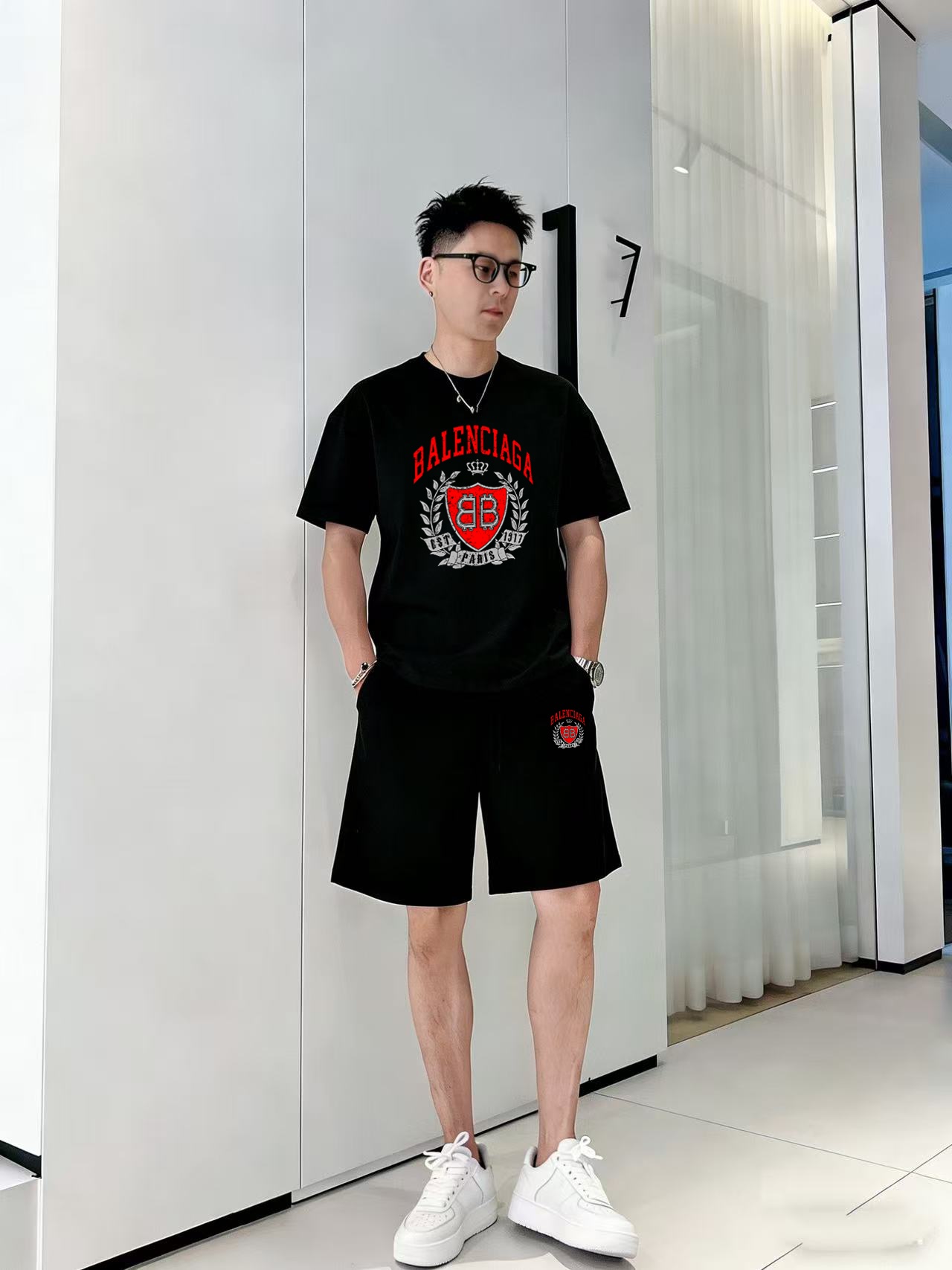 Balenciaga 品牌: 巴黎世家 2026新款男士短袖短裤套装 销售 市面高端版本 手感细腻柔软 让你穿着更加舒适 立体裁剪版型超赞 尺码:M-5XL下单请报身高体重