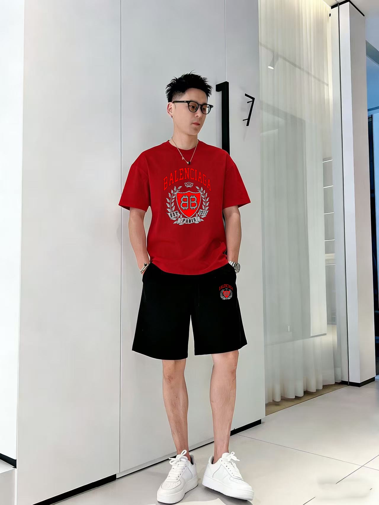 Balenciaga 品牌: 巴黎世家 2026新款男士短袖短裤套装 销售 市面高端版本 手感细腻柔软 让你穿着更加舒适 立体裁剪版型超赞 尺码:M-5XL下单请报身高体重