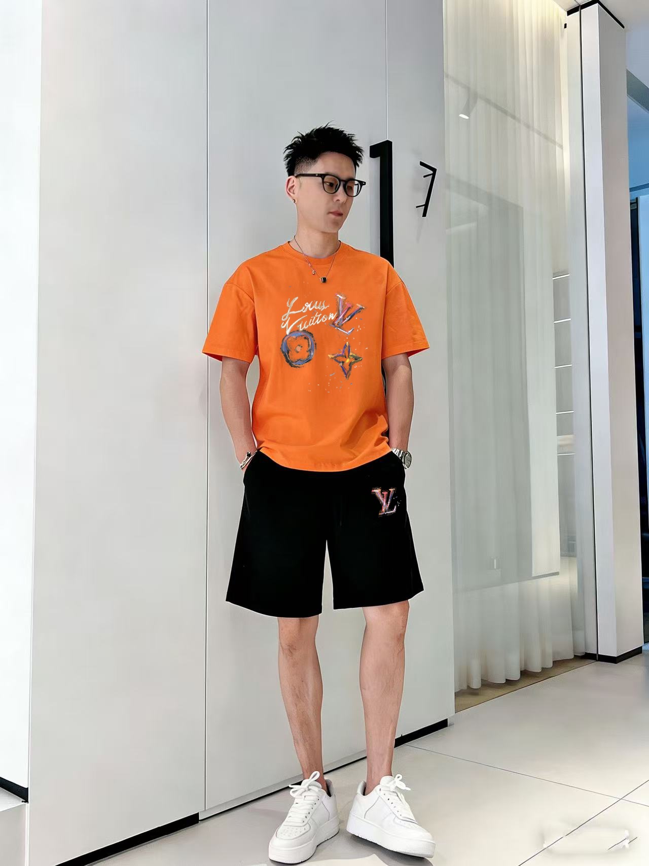 Louis Vuitton 品牌: LV 2026新款男士短袖短裤套装 销售 市面高端版本 手感细腻柔软 让你穿着更加舒适 立体裁剪版型超赞 尺码:M-5XL下单请报身高体重