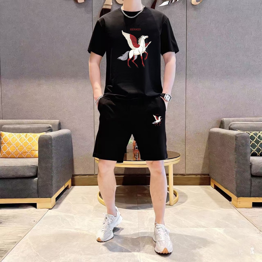 Hermès 品牌: 爱马仕 2026新款男士短袖短裤套装 销售 市面高端版本 手感细腻柔软 让你穿着更加舒适 立体裁剪版型超赞 尺码:M-5XL下单请报身高体重