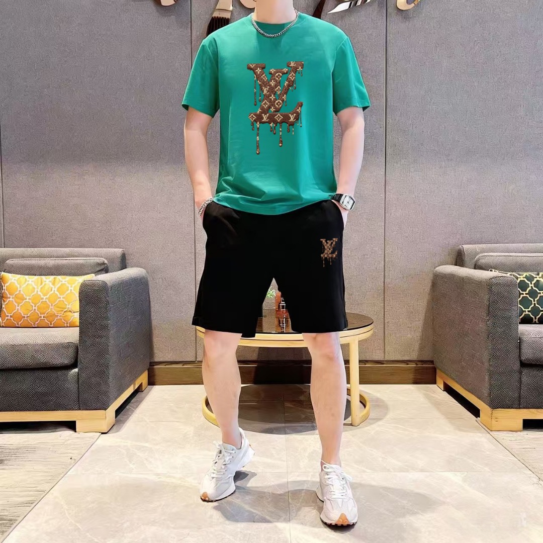 Louis Vuitton 品牌: LV 2026新款男士短袖短裤套装 销售 市面高端版本 手感细腻柔软 让你穿着更加舒适 立体裁剪版型超赞 尺码:M-5XL下单请报身高体重