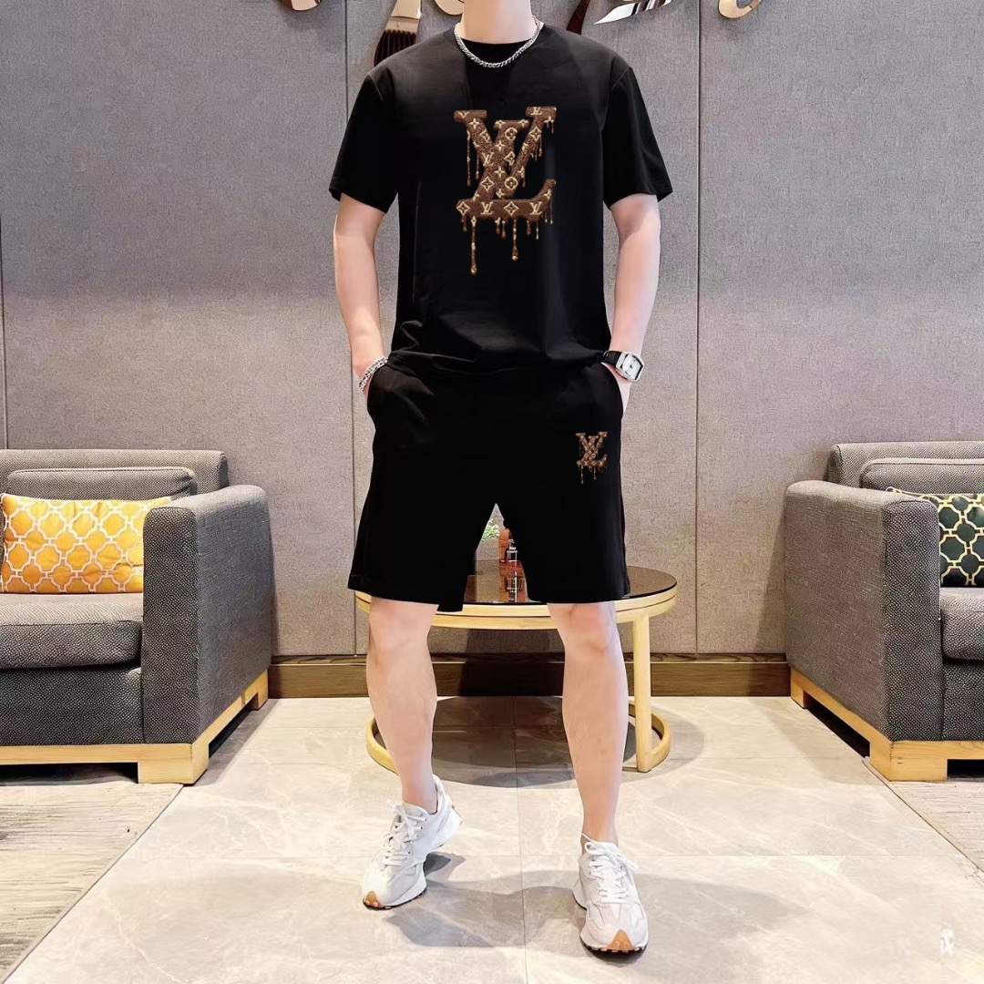 Louis Vuitton 品牌: LV 2026新款男士短袖短裤套装 销售 市面高端版本 手感细腻柔软 让你穿着更加舒适 立体裁剪版型超赞 尺码:M-5XL下单请报身高体重