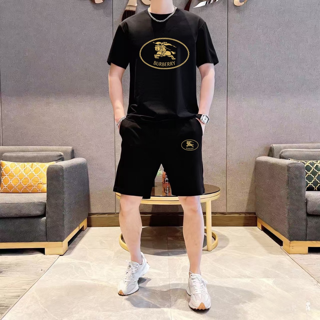 Burberry 品牌: 巴宝莉 2026新款男士短袖短裤套装 销售 市面高端版本 手感细腻柔软 让你穿着更加舒适 立体裁剪版型超赞 尺码:M-5XL下单请报身高体重