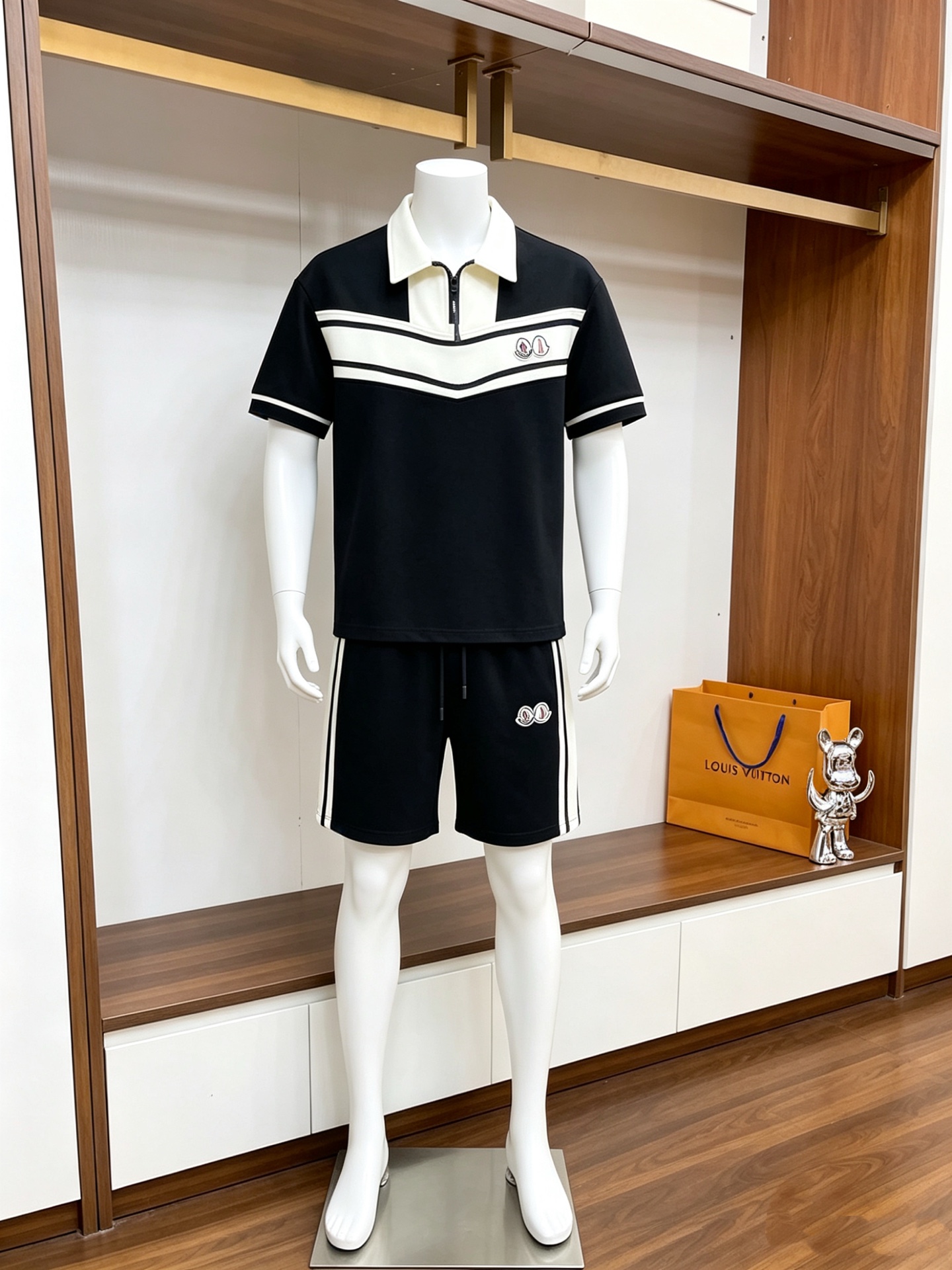 NO:832459,Directly approved brand mask, the latest model for summer 2026, same style for men and women, classic design short-sleeved T-shirt shorts suit, slightly expanded version, customized air layer fabric, soft to the touch, comfortable to wear, fine workmanship. The upper body effect is invincible and handsome, size M-3XL, Moncler, shorts, T-shirt, tees, t-shirt,19860909直批 品牌蒙口 2026夏季最新款,男女同款,经典设计短袖T恤短裤套装,微扩版型,定制空气层面料,手感柔软,穿着舒适,做工精细.上身效果无敌帅气,码数M-3XL,,Moncler,shorts,T-shirt,tees，t-shirt,,Men's clothing